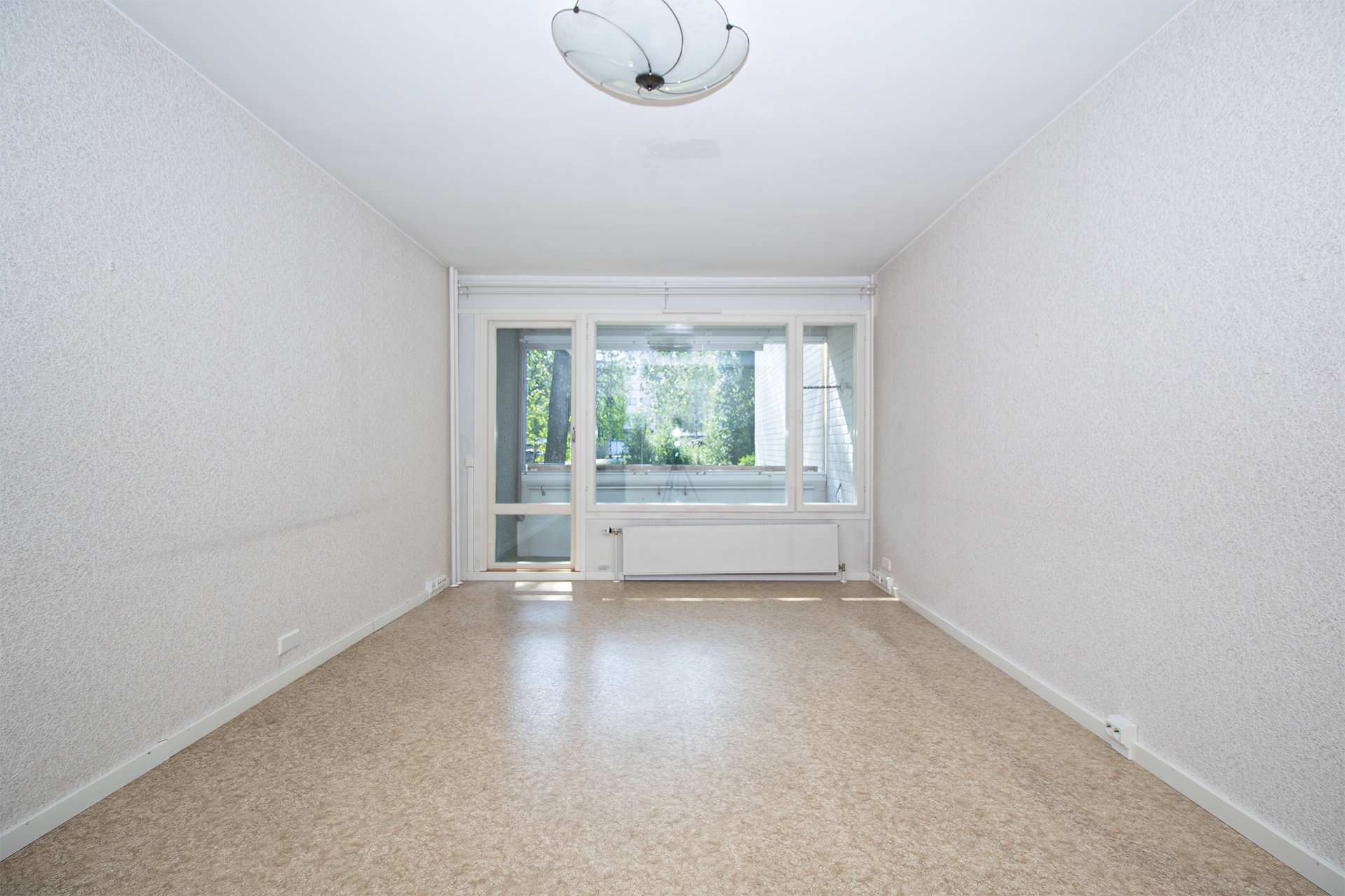 Olohuoneesta kulku lasitetulle parvekkeelle.