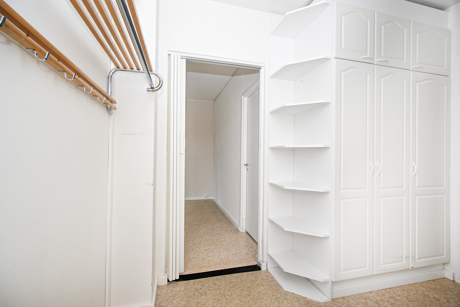 Eteisessä kaapistoja.