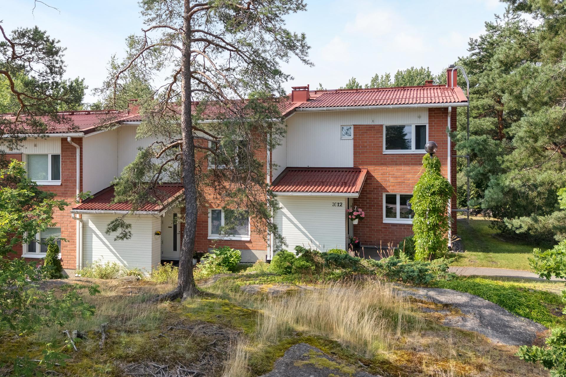 sisäänkäynnin puoleinen julkisivu