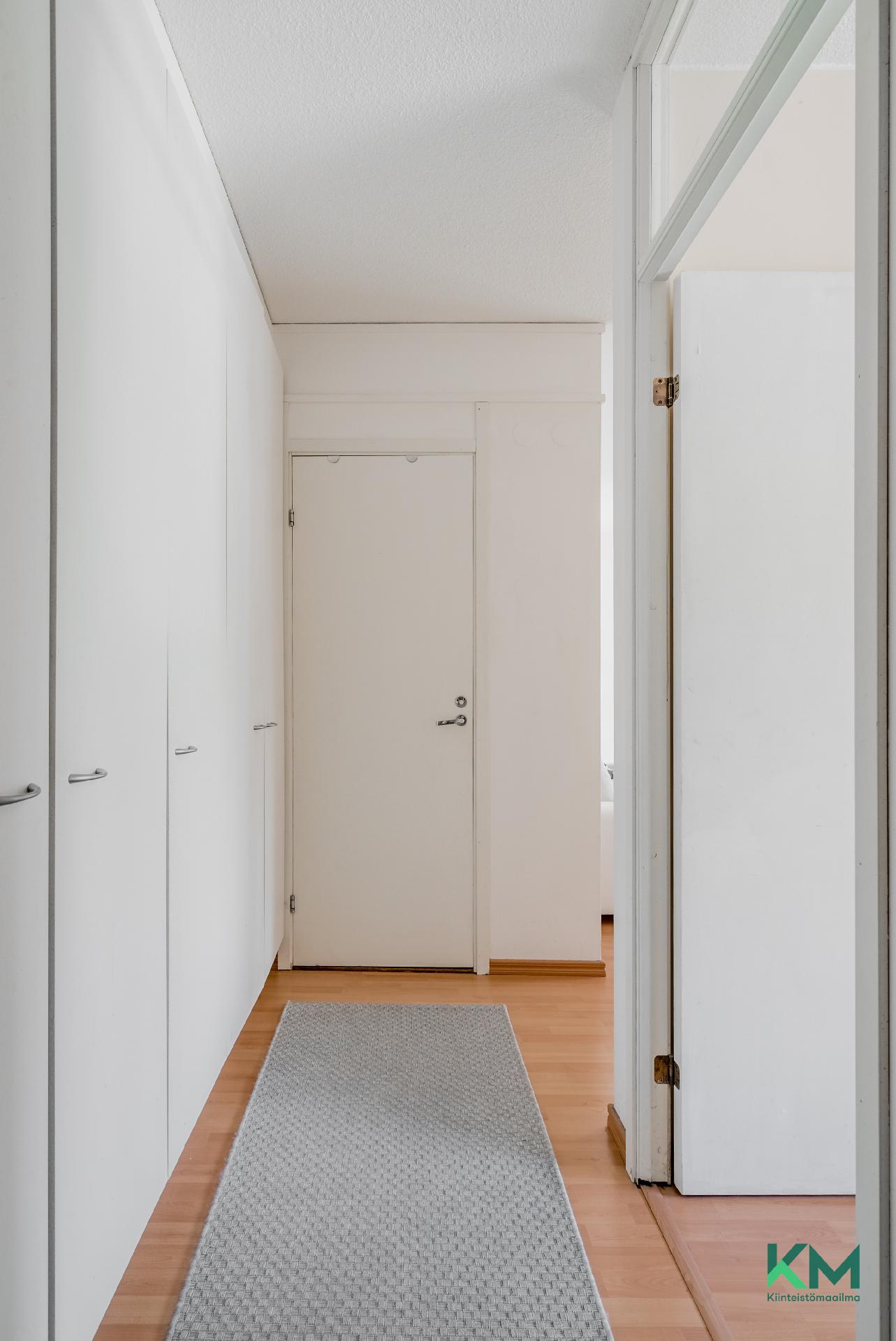 Eteisessä on hyvin kaappitilaa