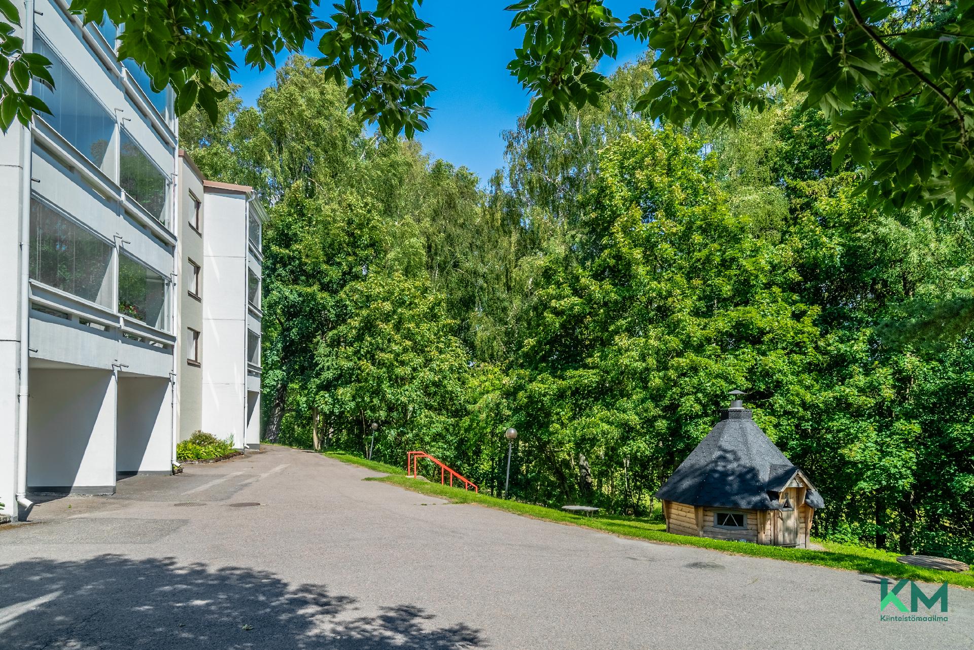 Pihaa ja grillikatos