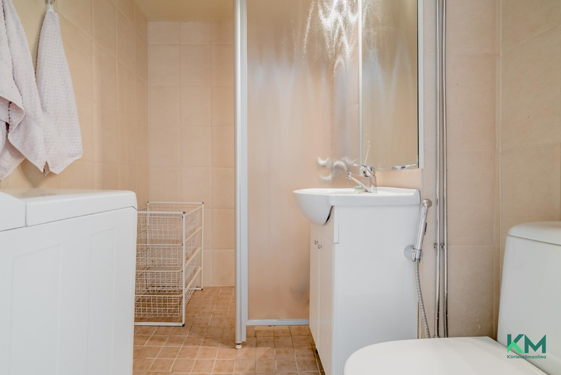 Kylpyhuone johon mahtuu pesukone