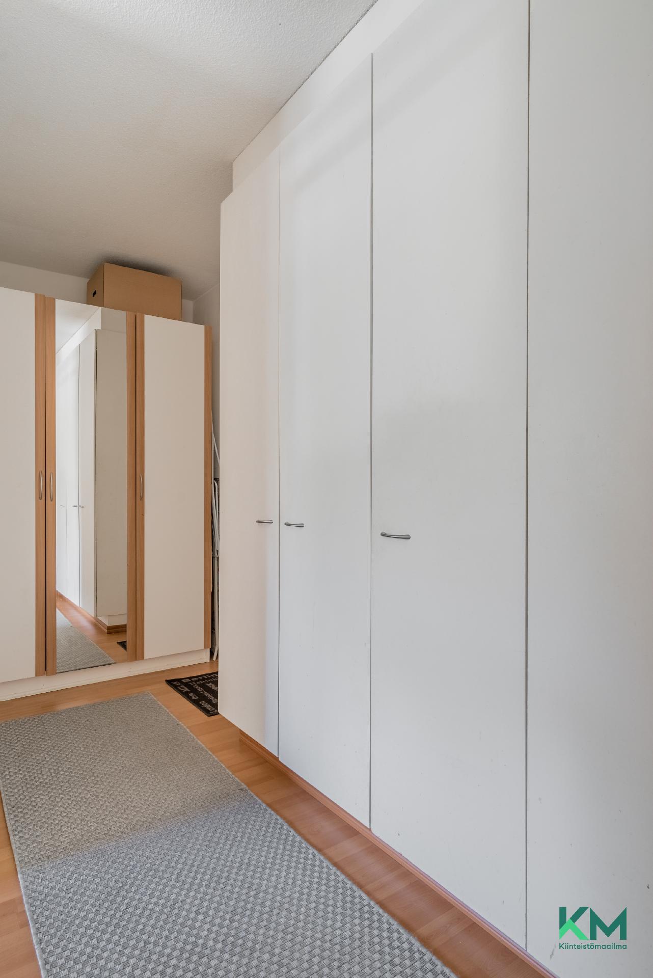 Eteisessä on hyvin kaappitilaa