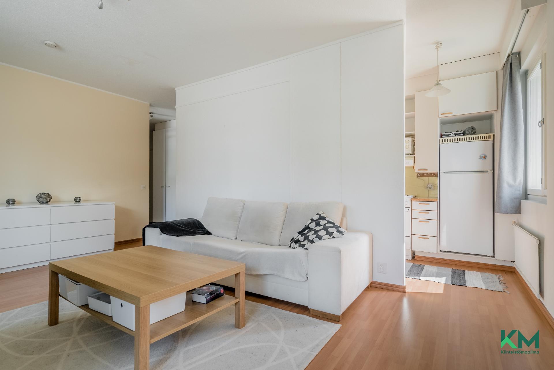 Valoisa olohuone ja keittiönurkkaus