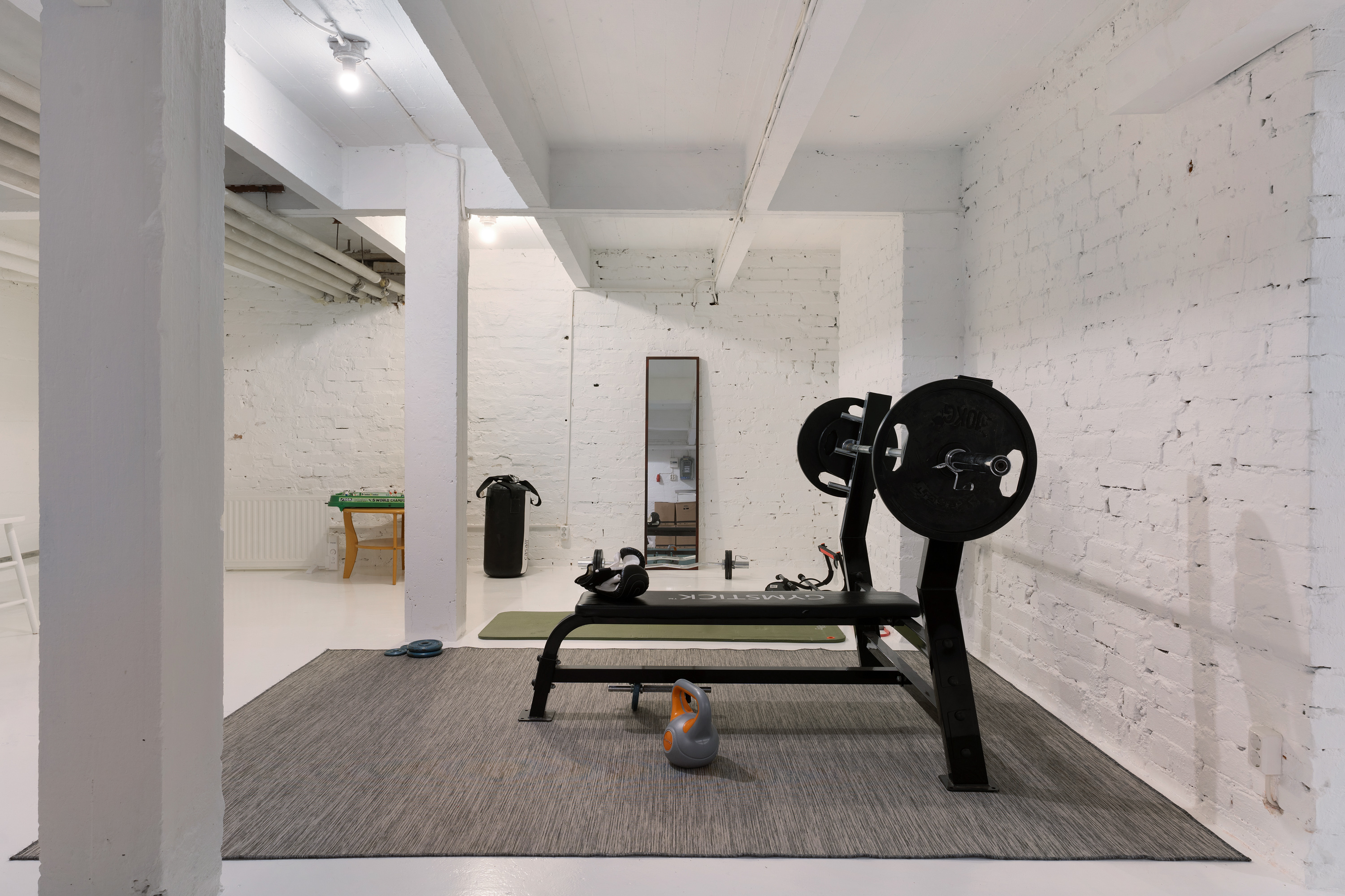 Kellaritilaa, jossa kuntoilupiste