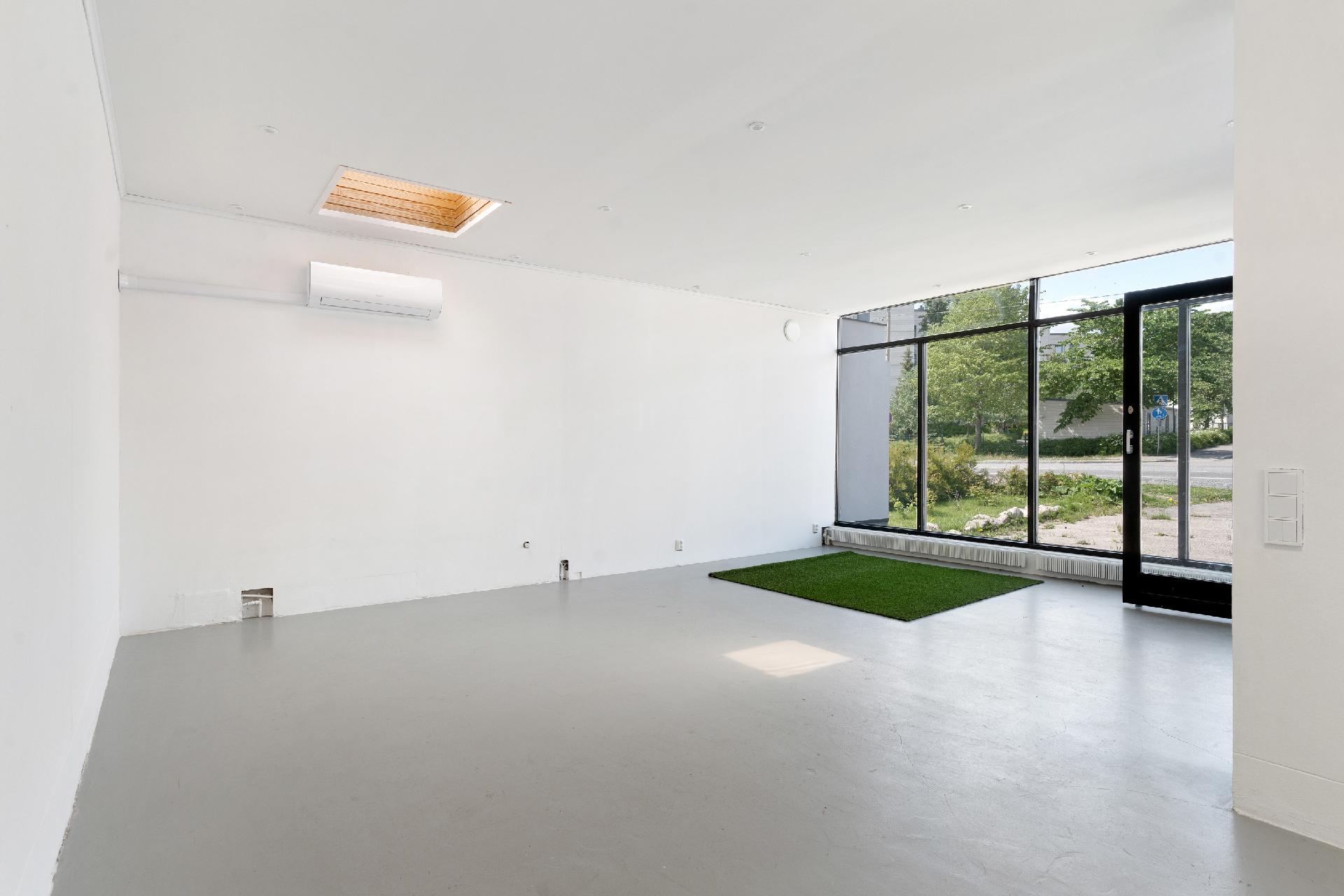 Pieni liiketila omalla sisäänkäynnillä