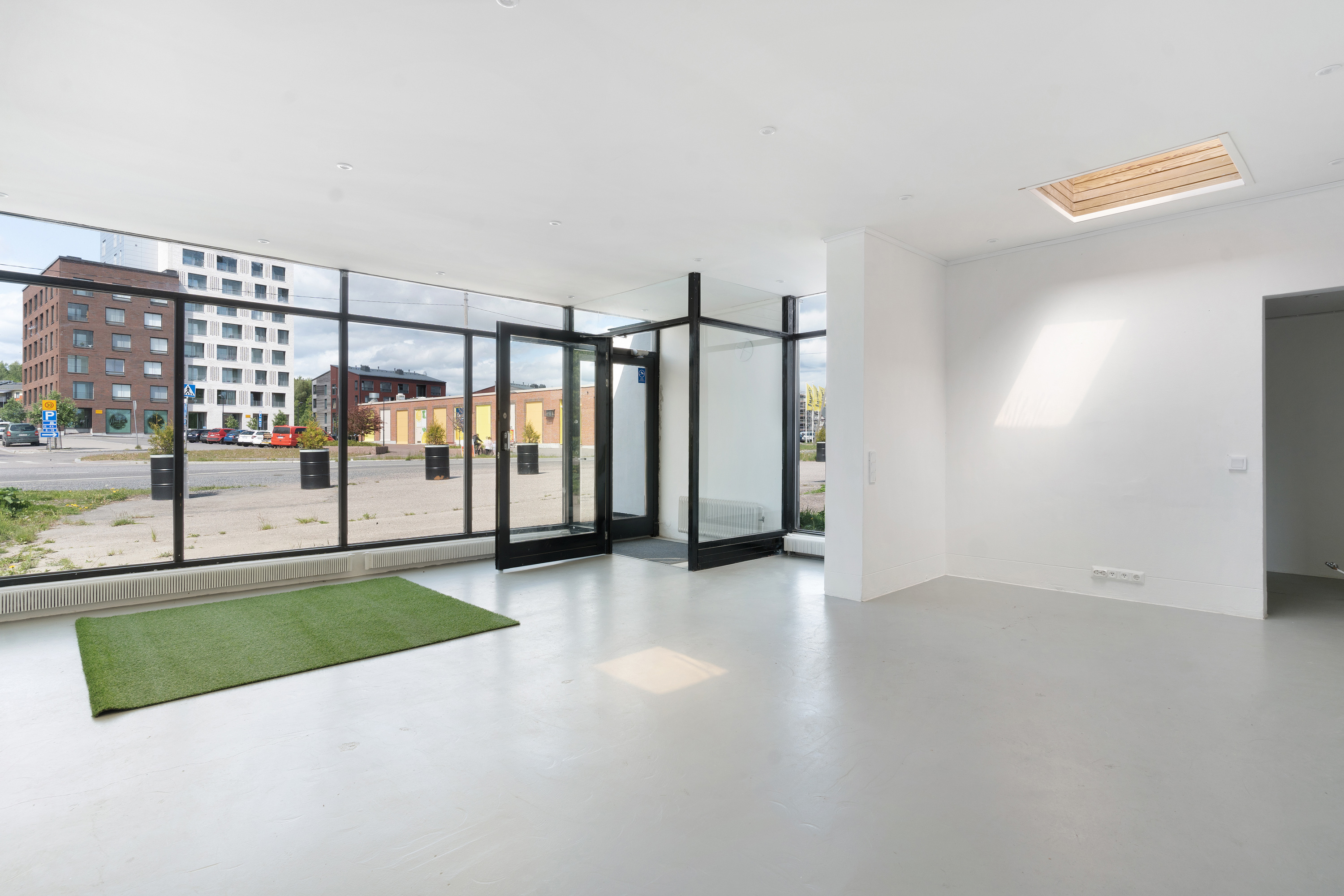 Isot ikkunat, tila avautuu kadulle