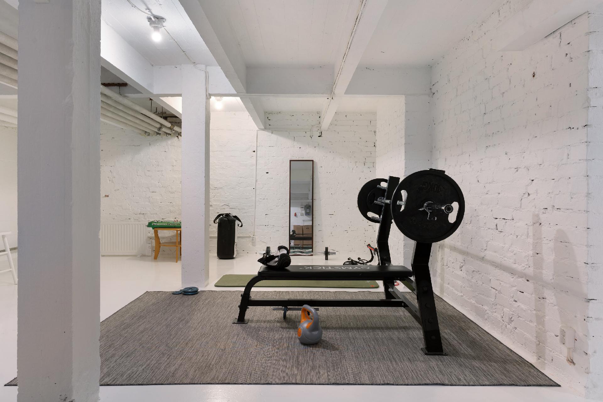 Kellaritilaa, jossa kuntoilupiste