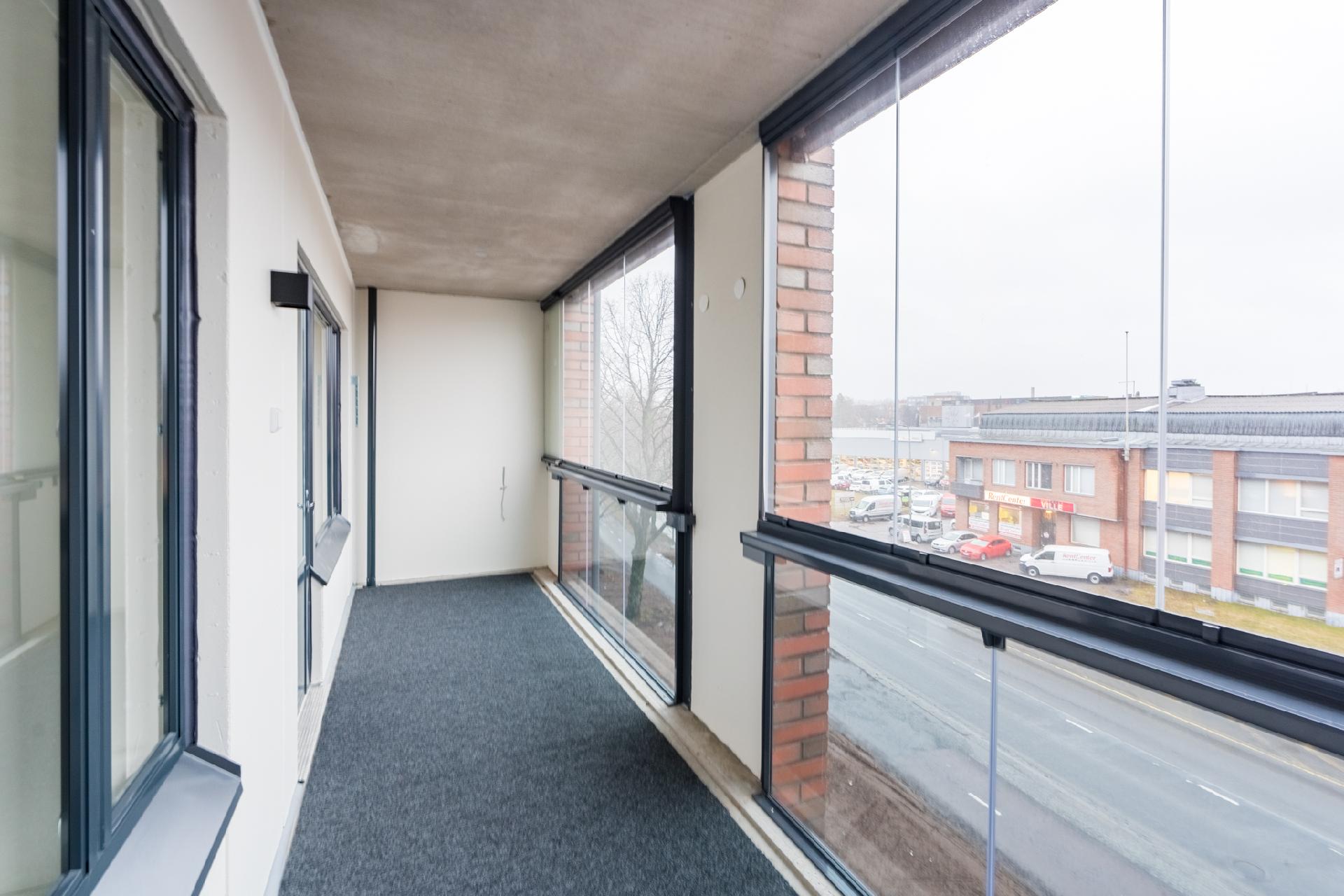 Suuri lasitettu parveke.