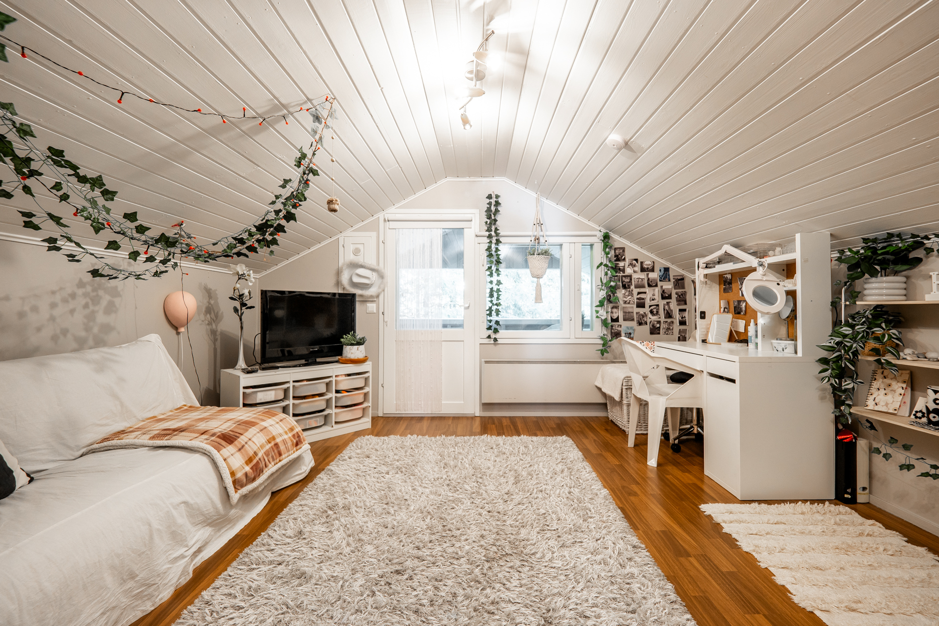 Yläkerran päämakuuhuone