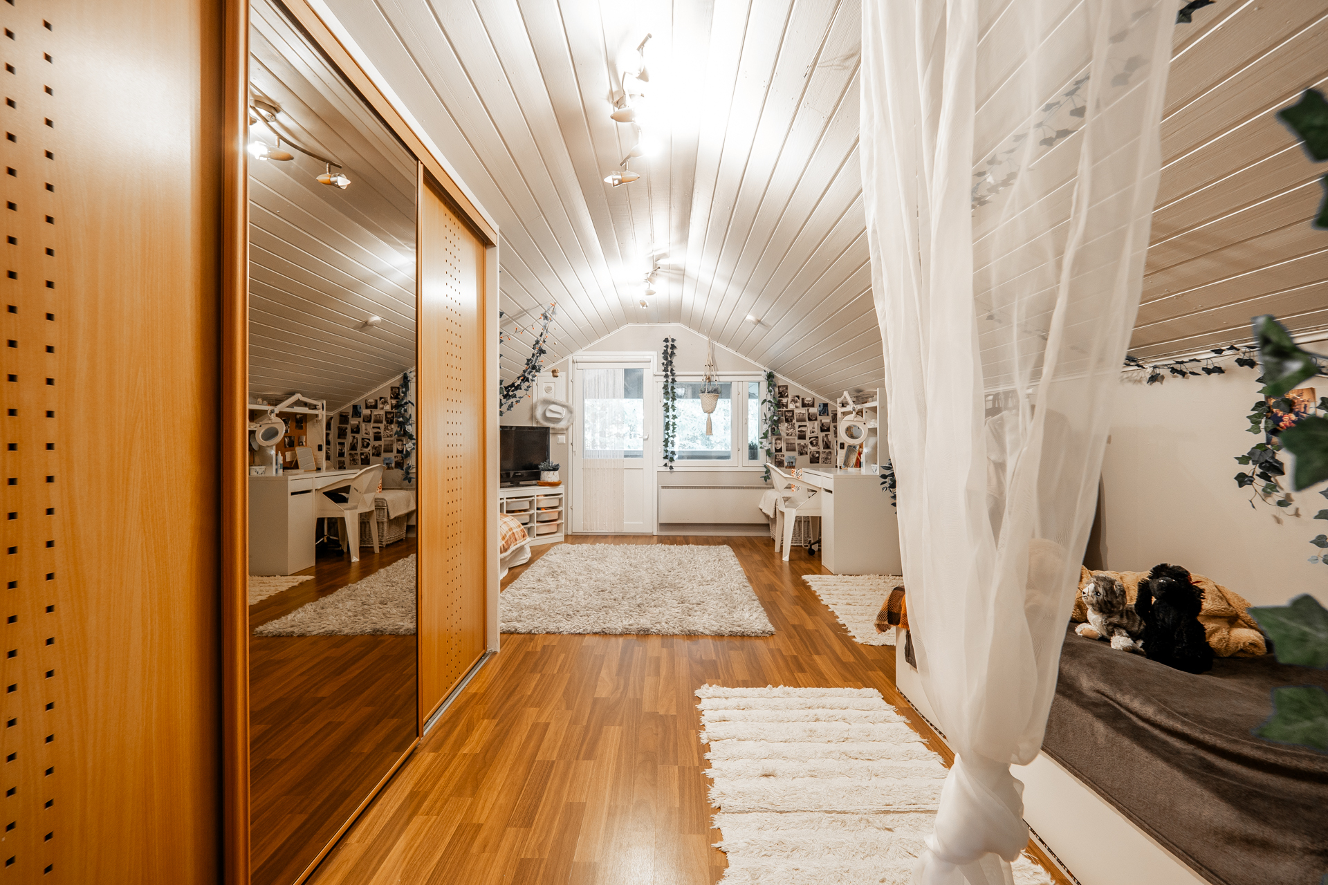 Yläkerran päämakuuhuone