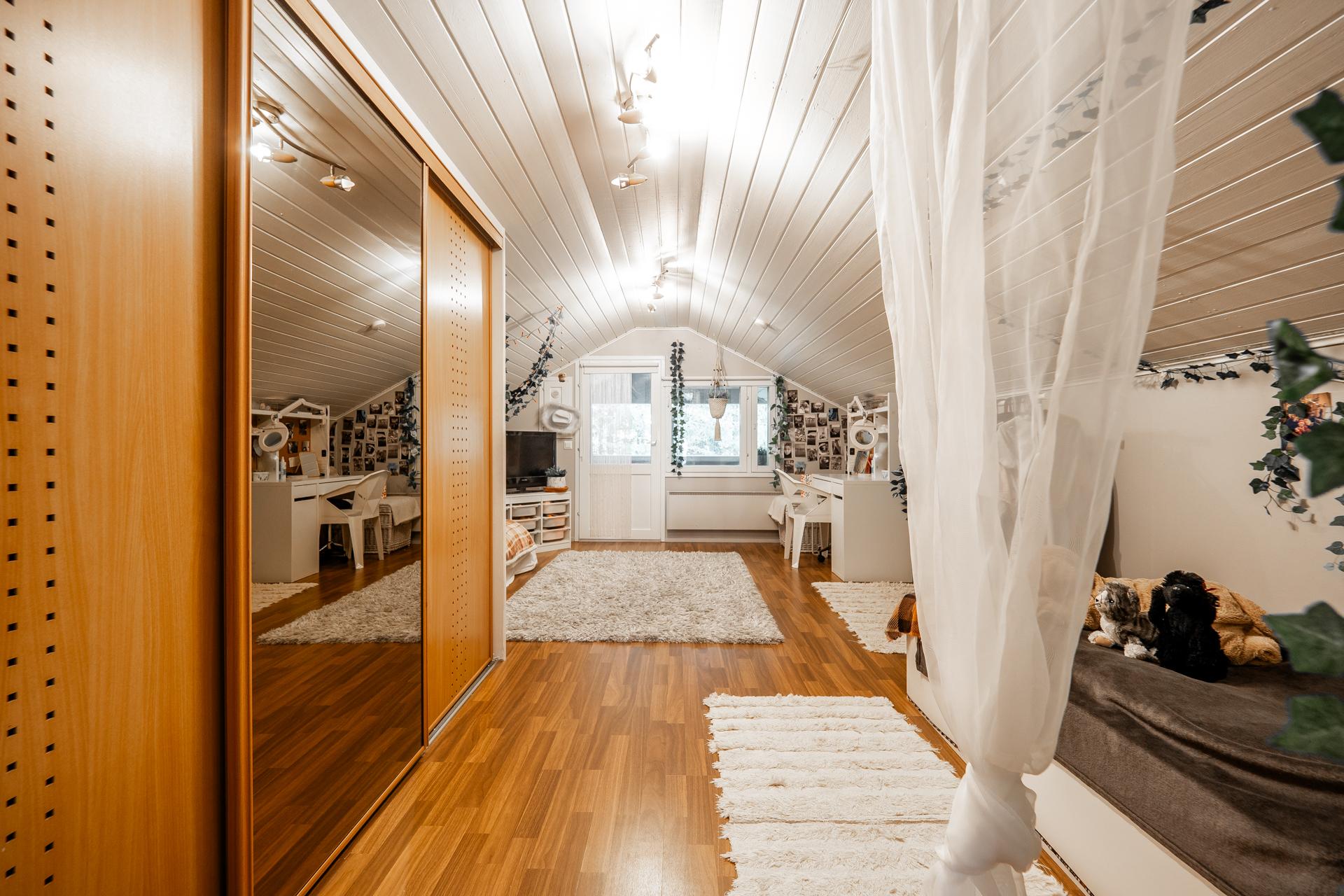 Yläkerran päämakuuhuone