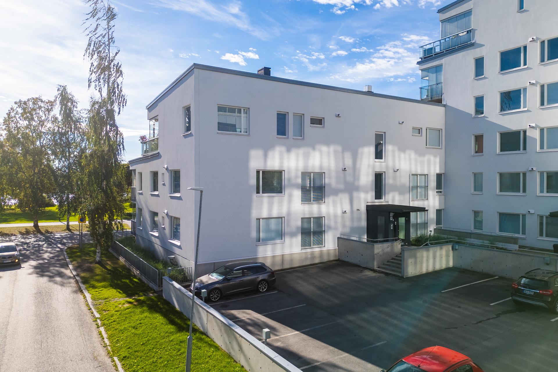 Asunnon ikkuna on tänne sisäpihalle päin.