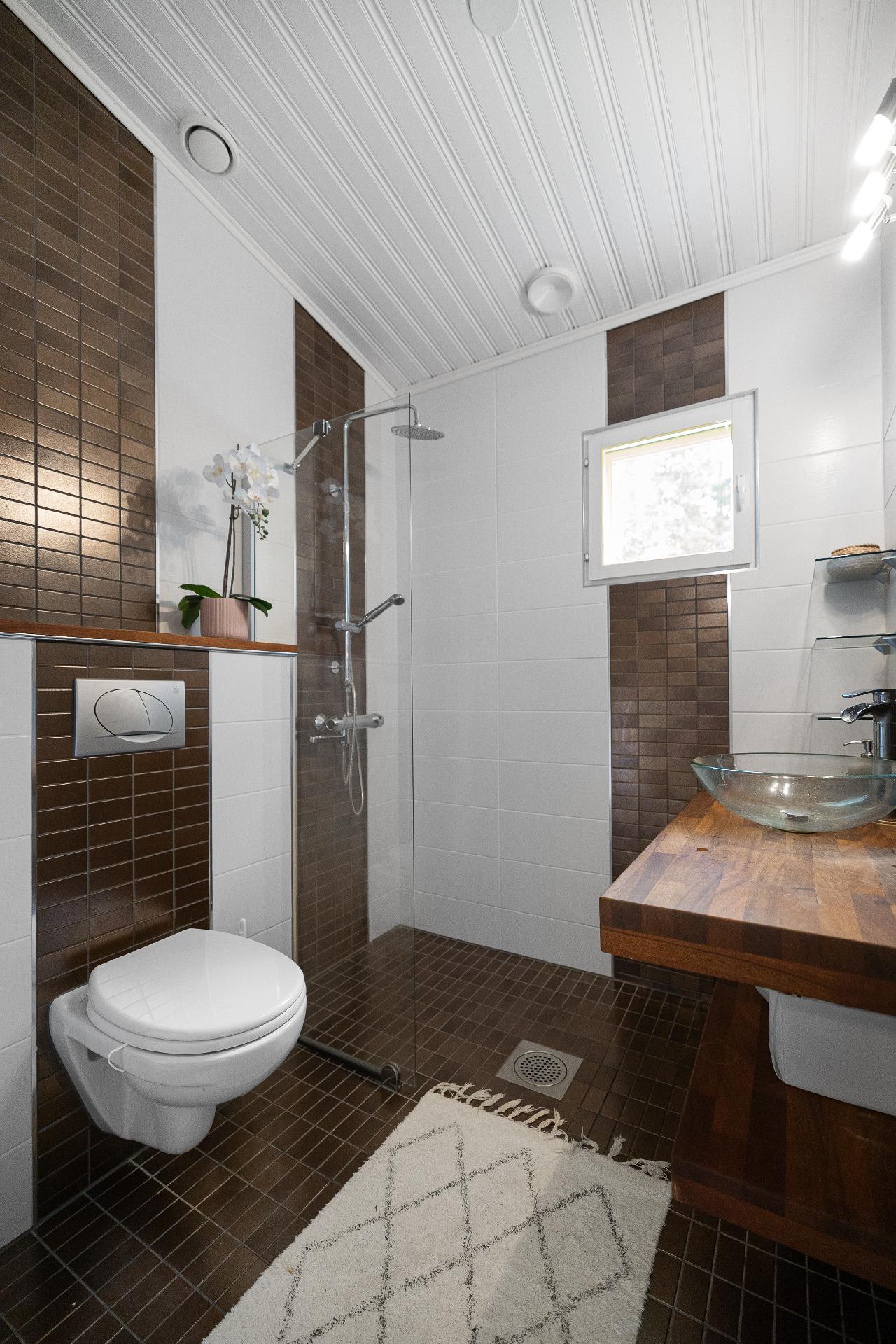 Yläkerran kylpyhuone