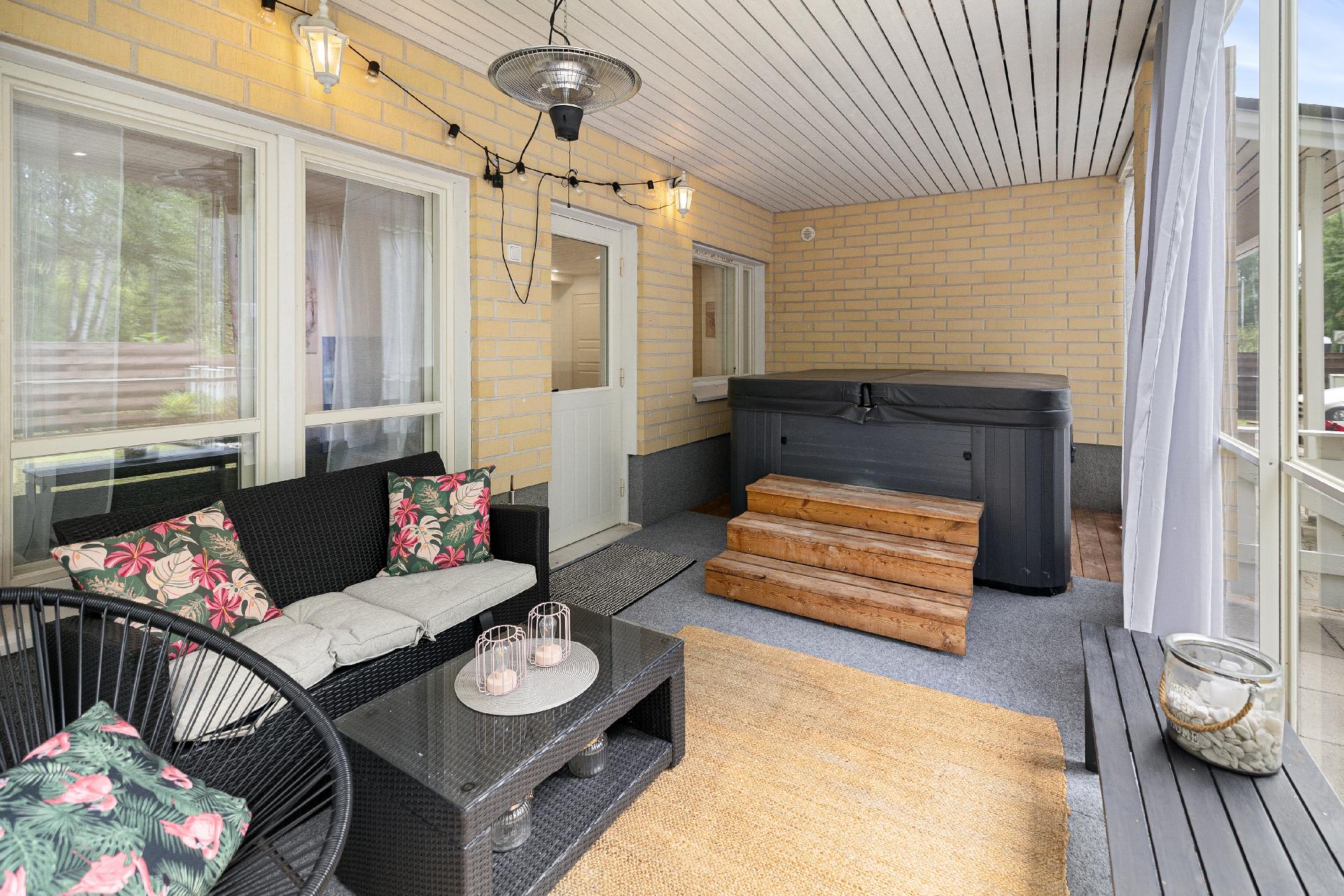 Lasitetulla terassilla on ulkoporeallas