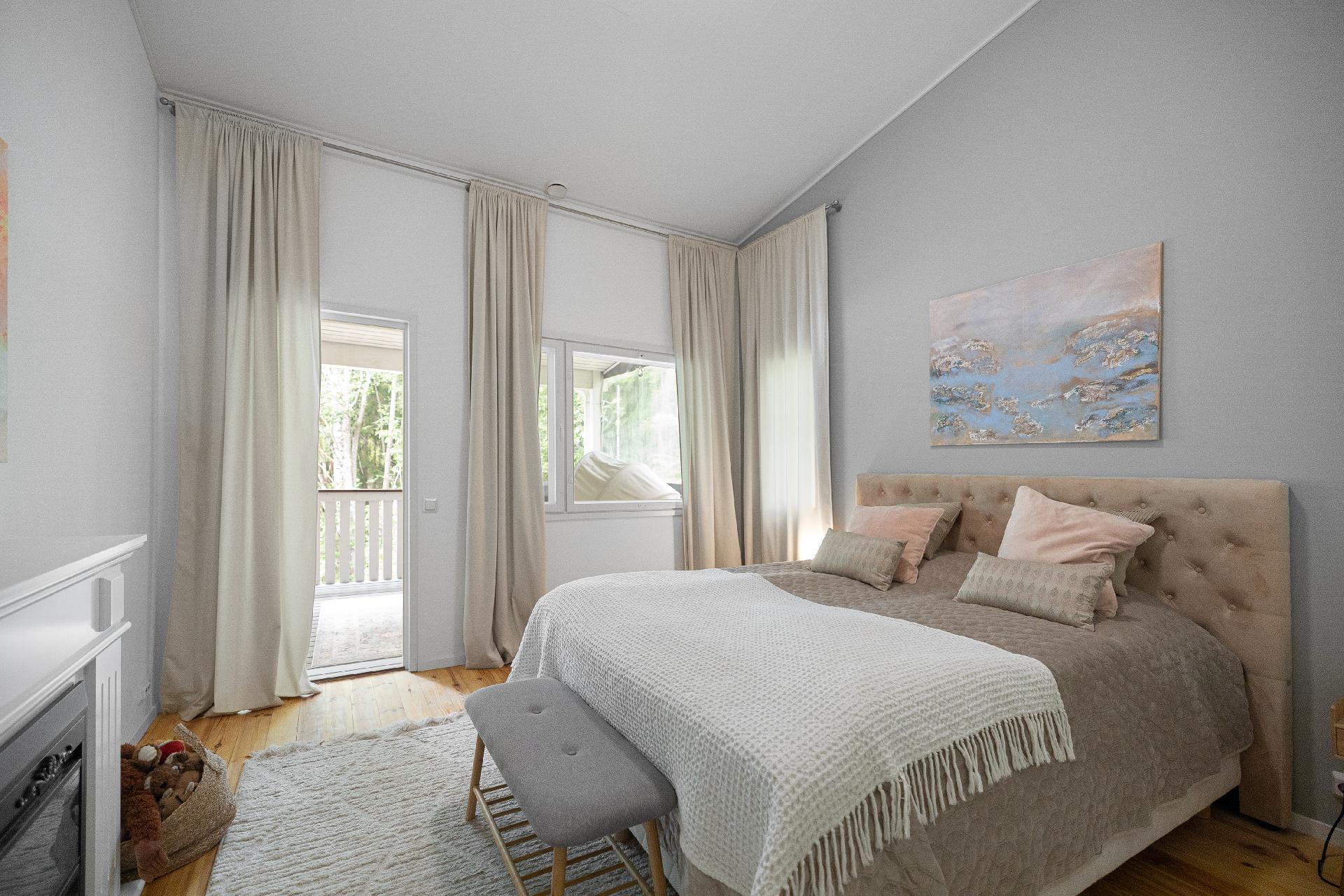 Päämakuuhuoneesta käynti parvekkeelle