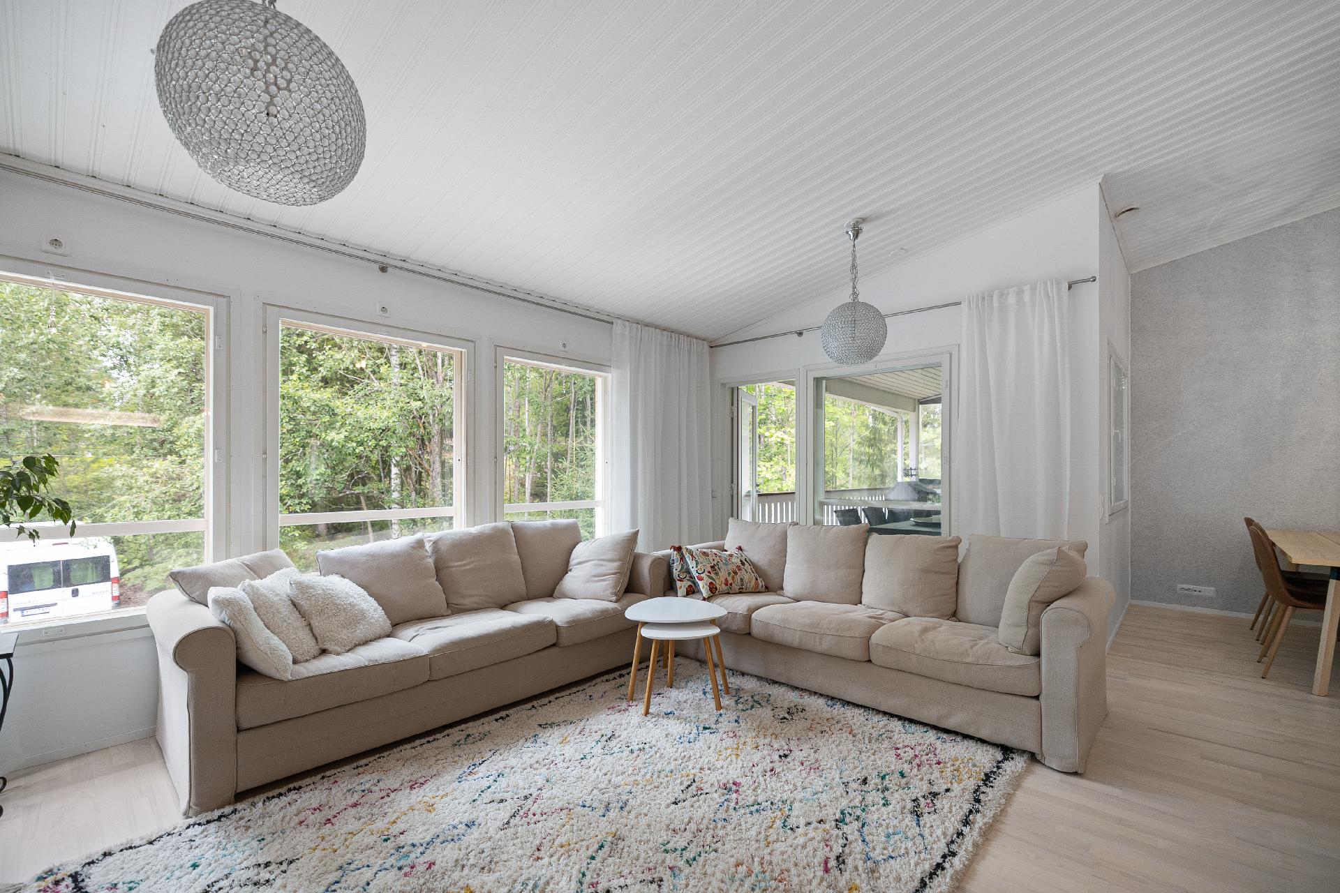 Myös olohuoneesta käynti parvekkeelle