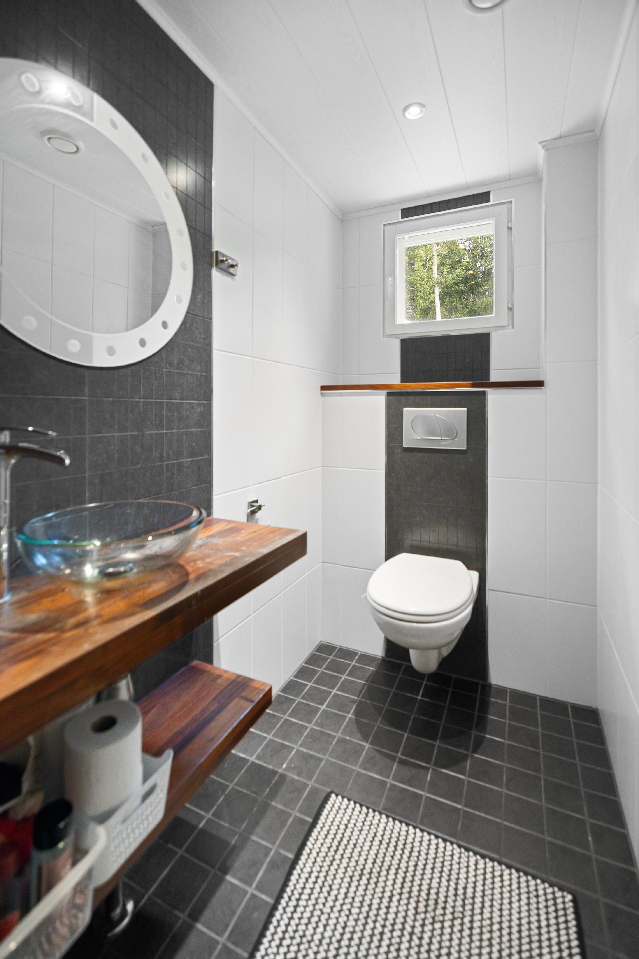 Alakerran erillinen wc