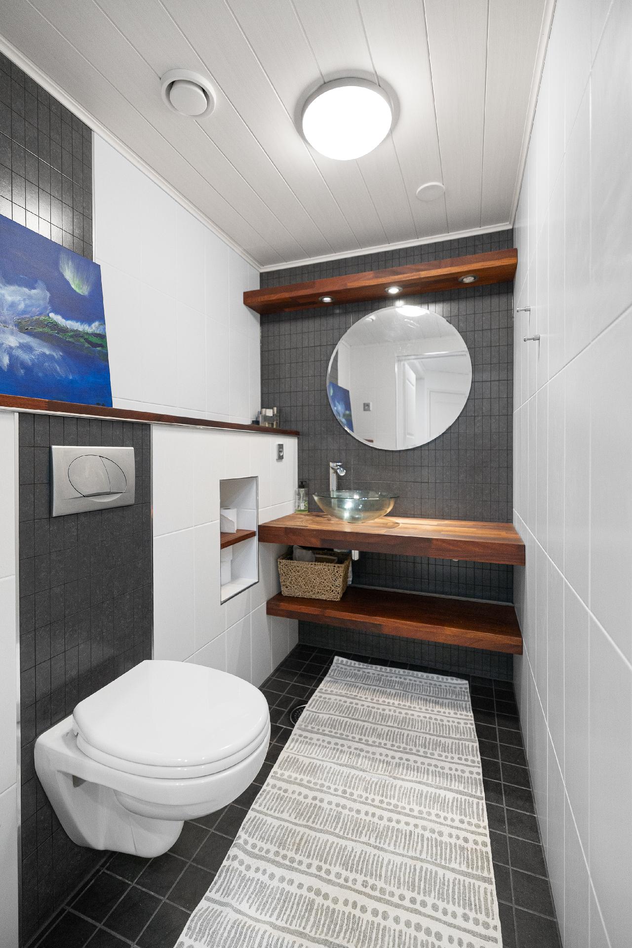 Alakerran toinen erillinen wc