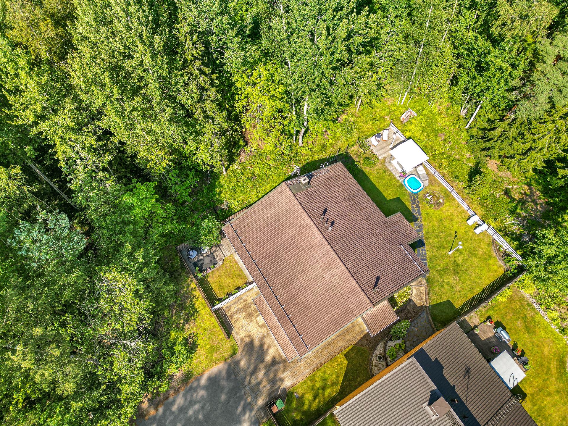 Tontti rajoittuu puistoalueeseen