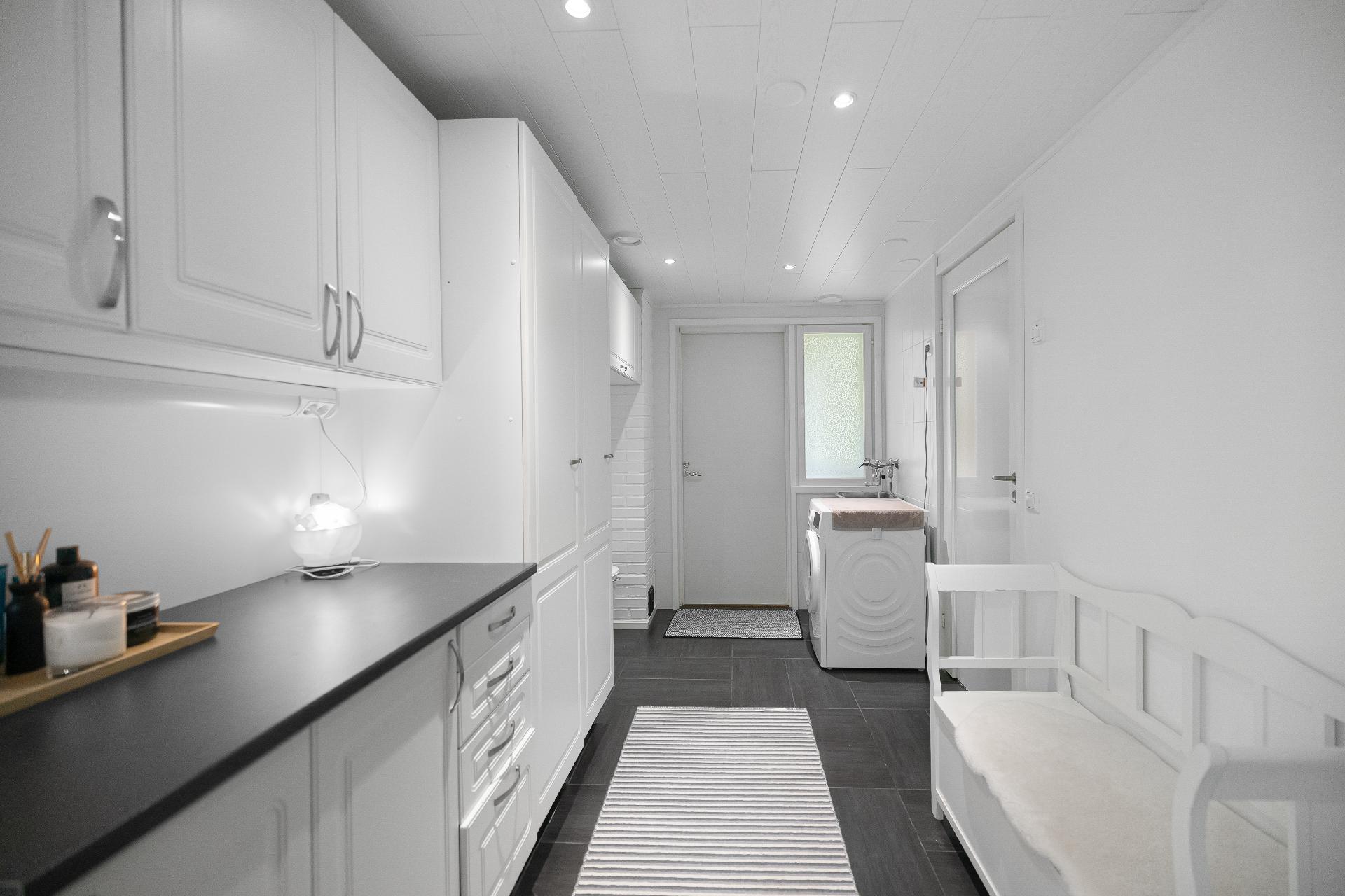 Kodinhoitohuone, josta myös kulku ulos