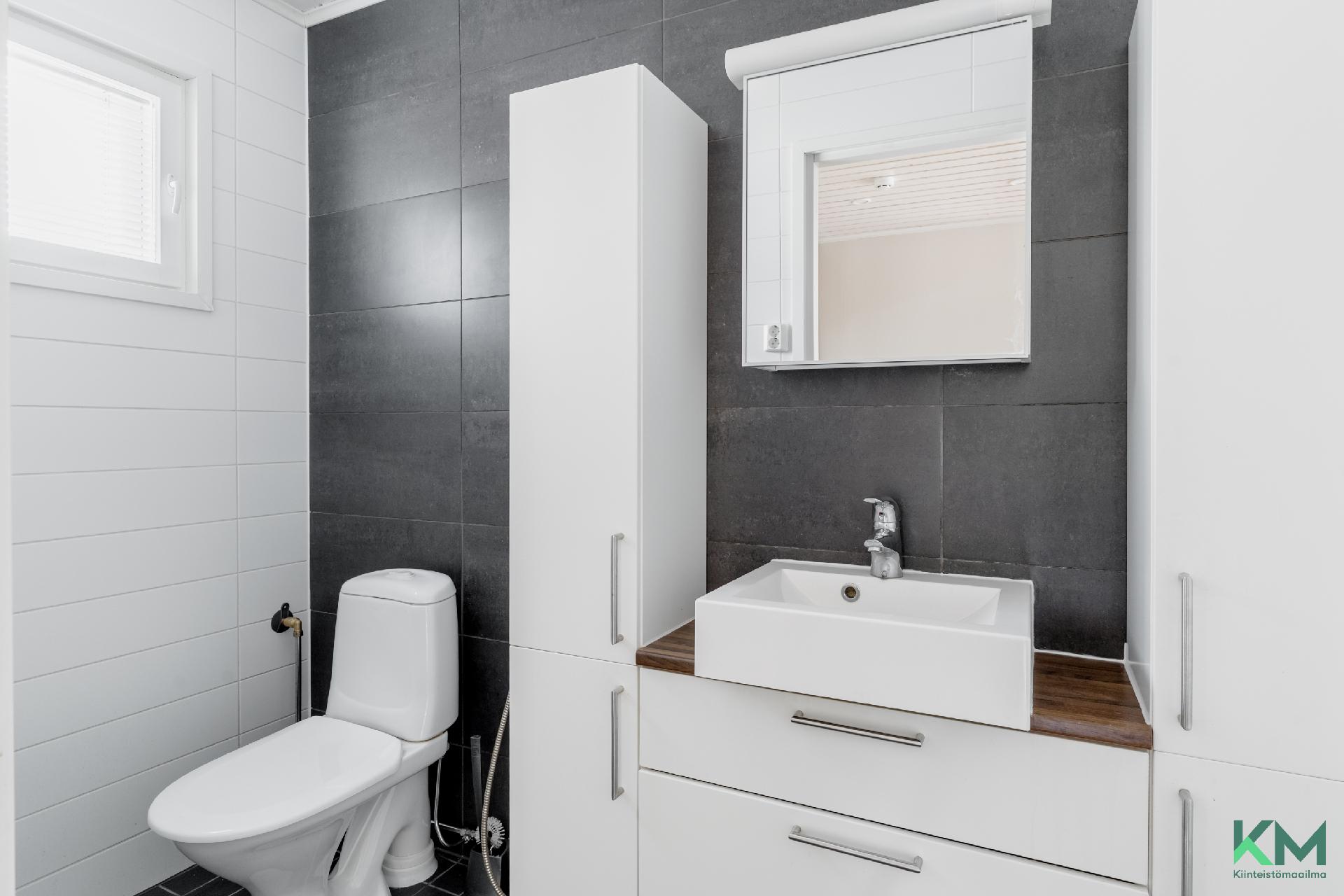 Alakerran erillinen wc