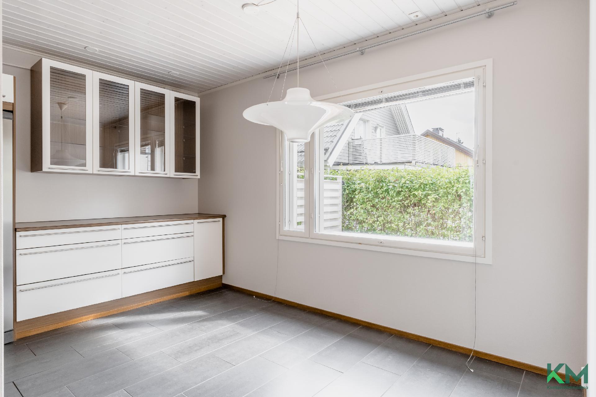 Keittiö olohuoneen yhteydessä