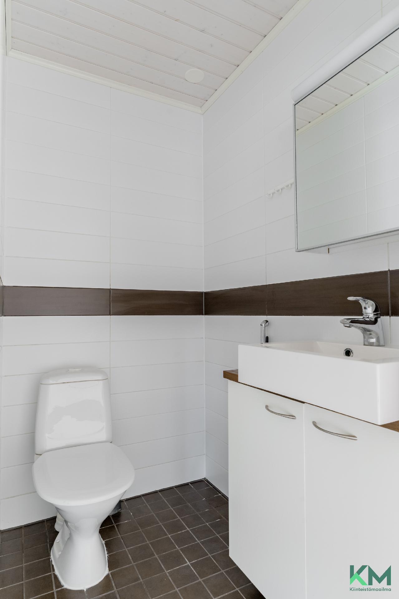 Yläkerran erillinen wc