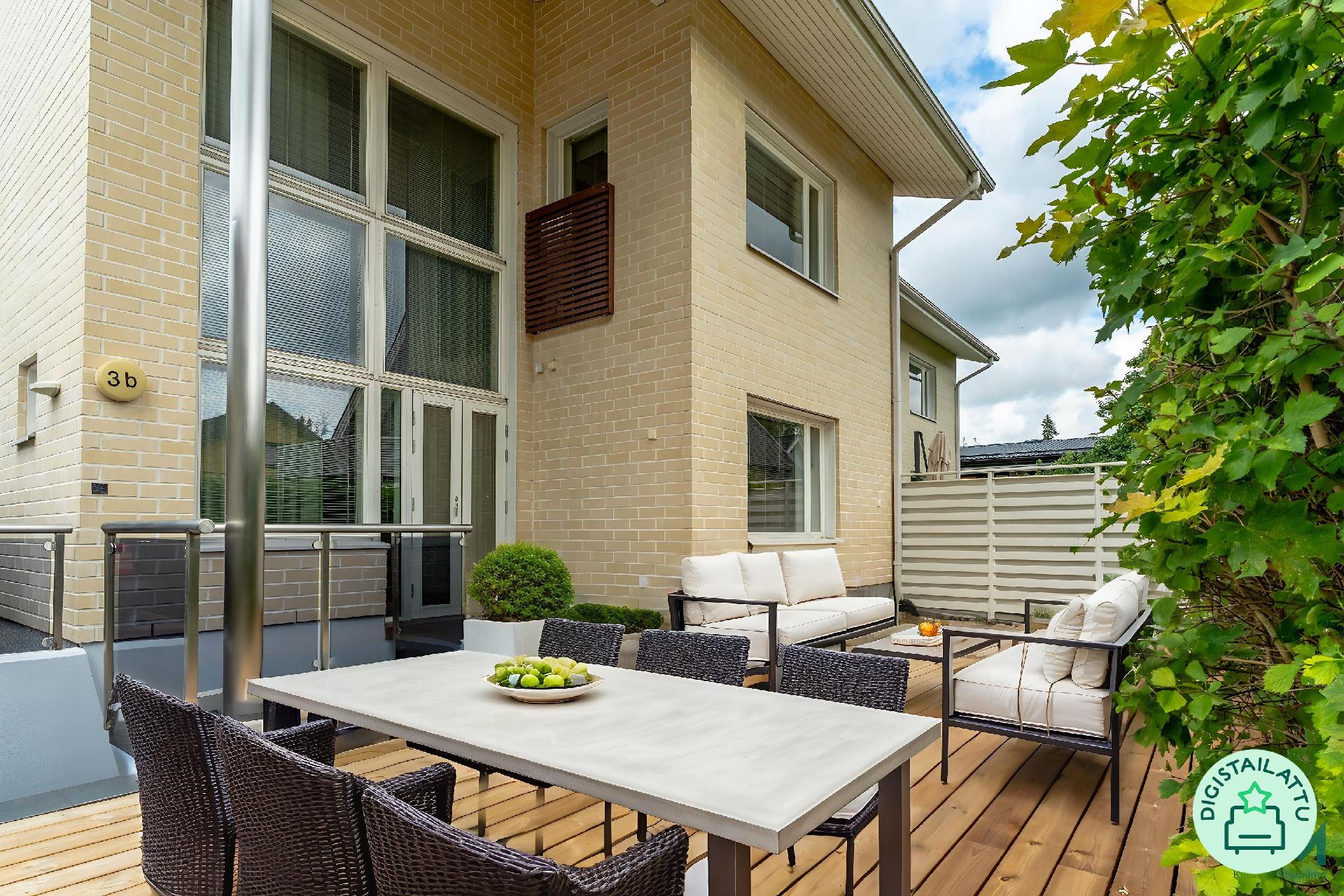 Olohuoneesta käynti pihaterassille