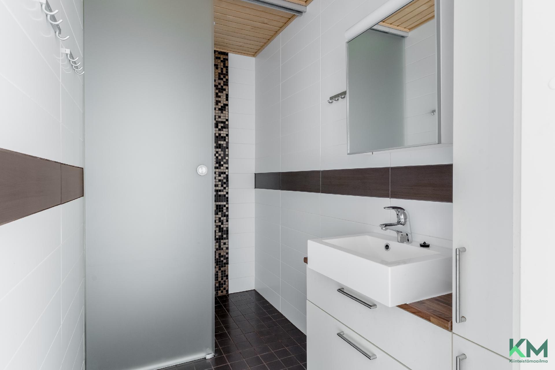 Yläkerran kylpyhuone makuuhuoneiden yhteydessä