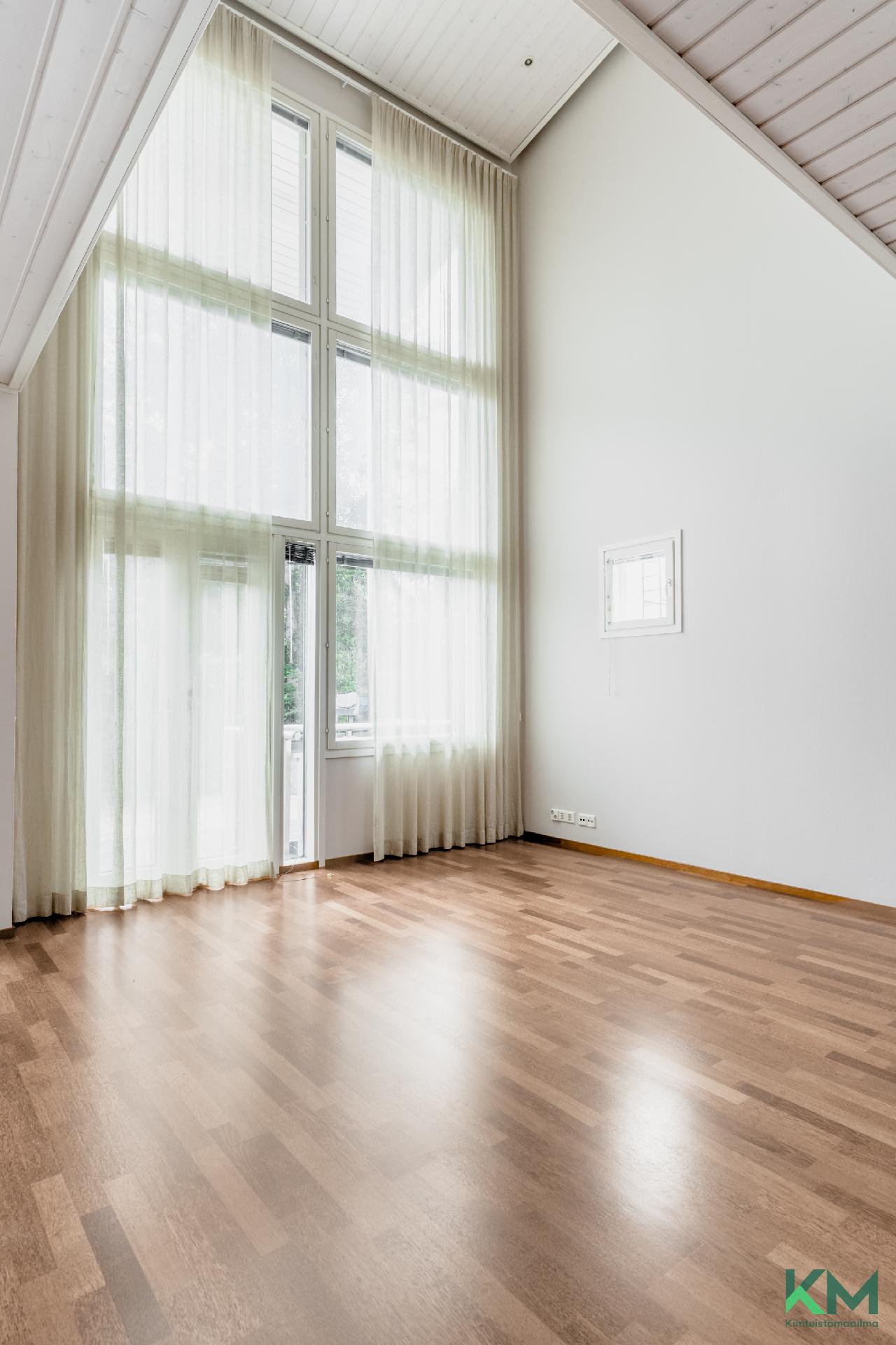 Olohuoneen korkeaa huonekorkeutta