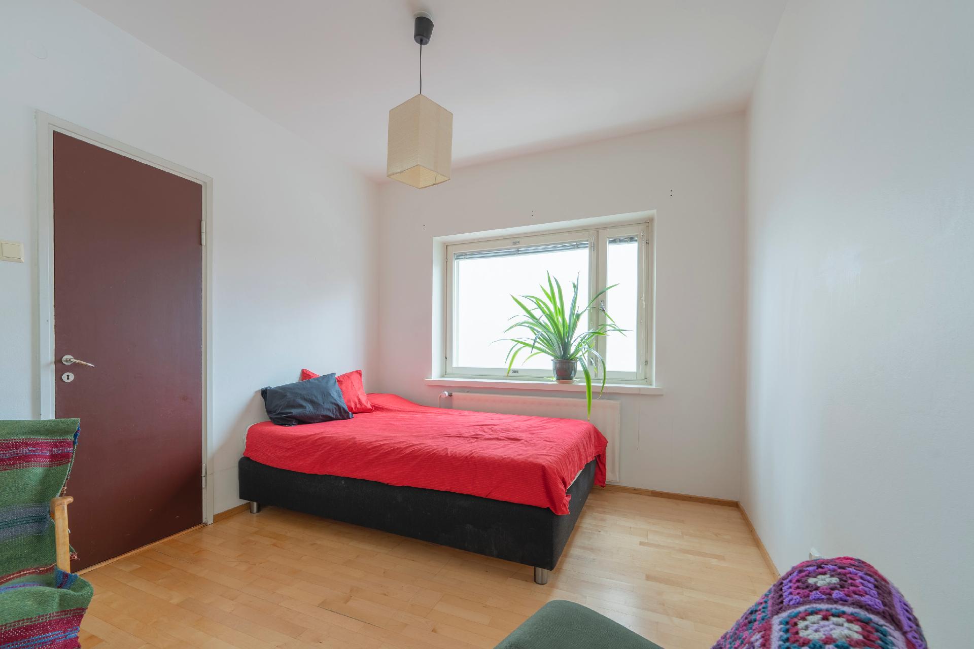 Olohuoneen yhteydessä haitariovilla erotettu huone