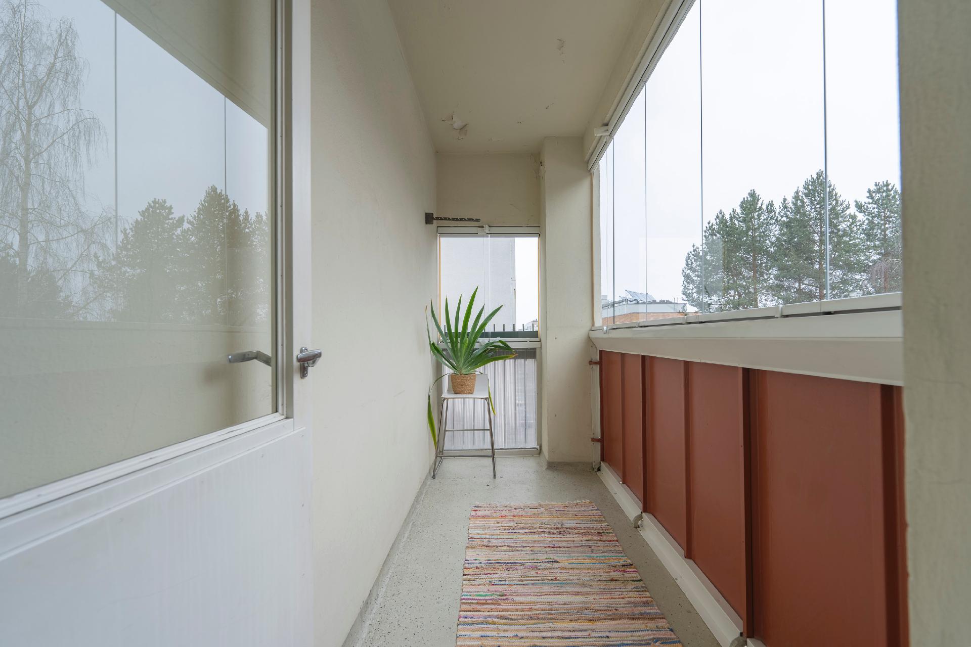 Hyvän kokoinen lasitettu parveke