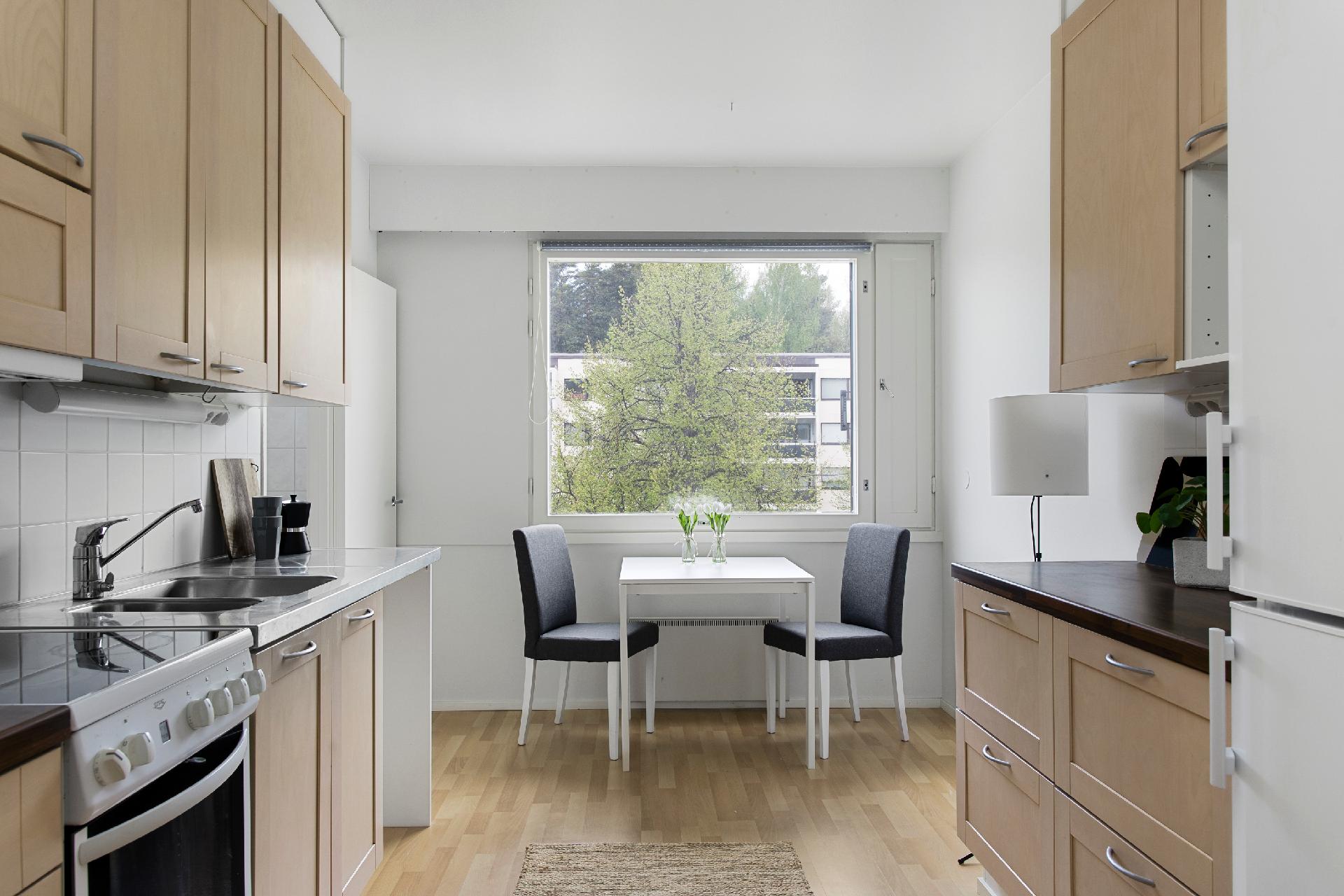 Keittiöön mahtuu hyvin ruokapöytä