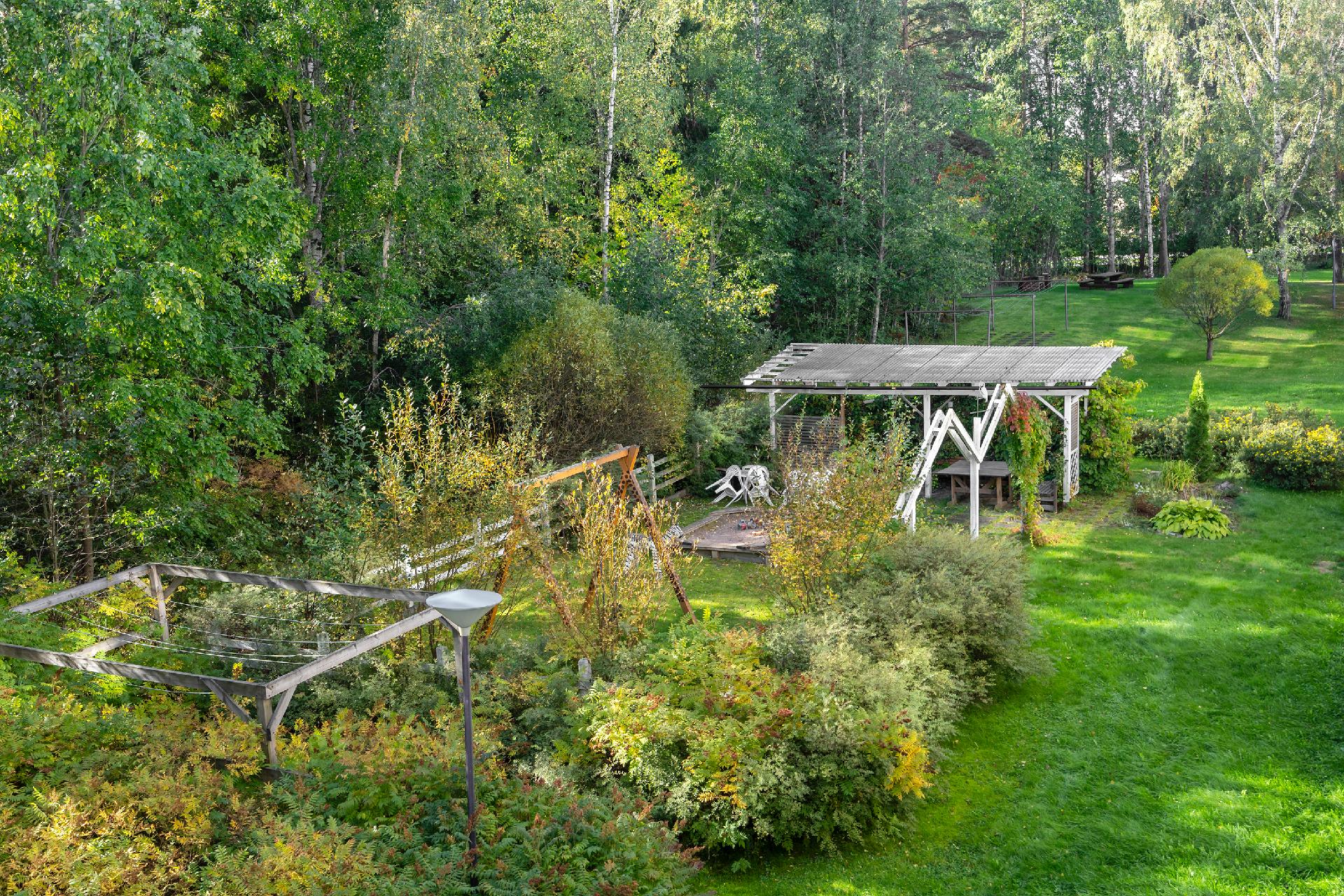 Yhtiöllä on kaunis ja hyvin hoidettu piha