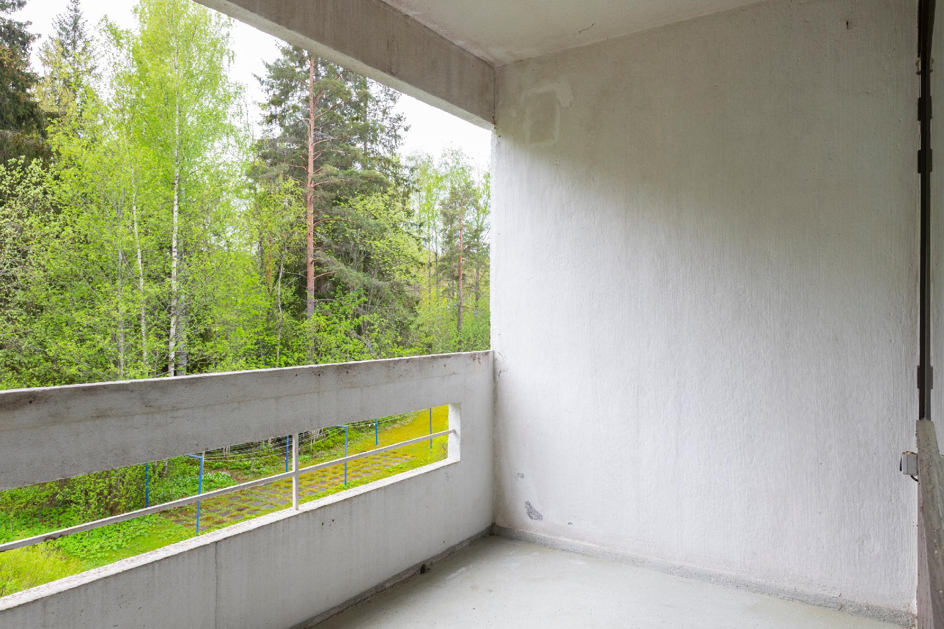 Parvekeeltä on vehreät näkymät