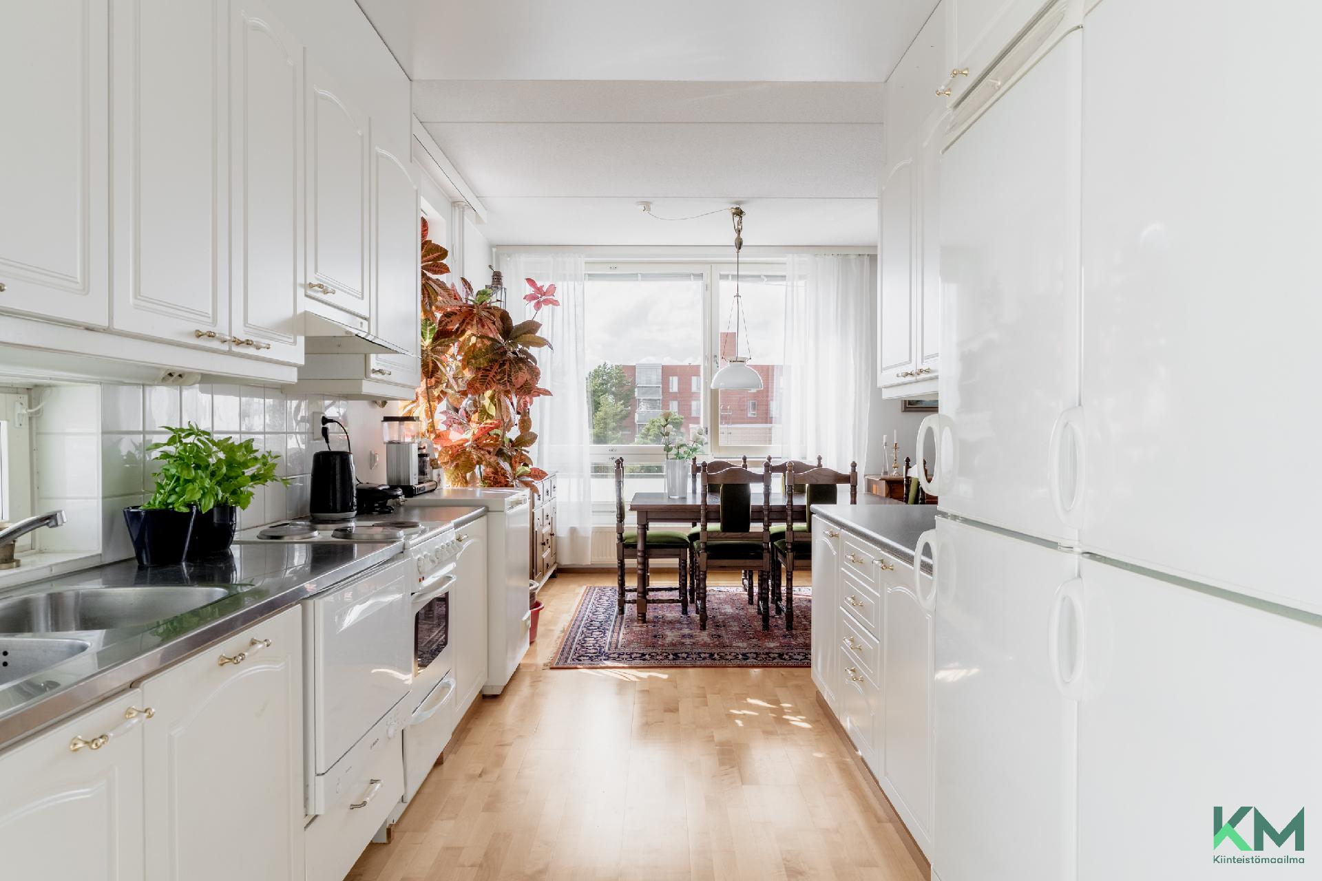 Keittiössä paljon lasku- ja kaappitilaa