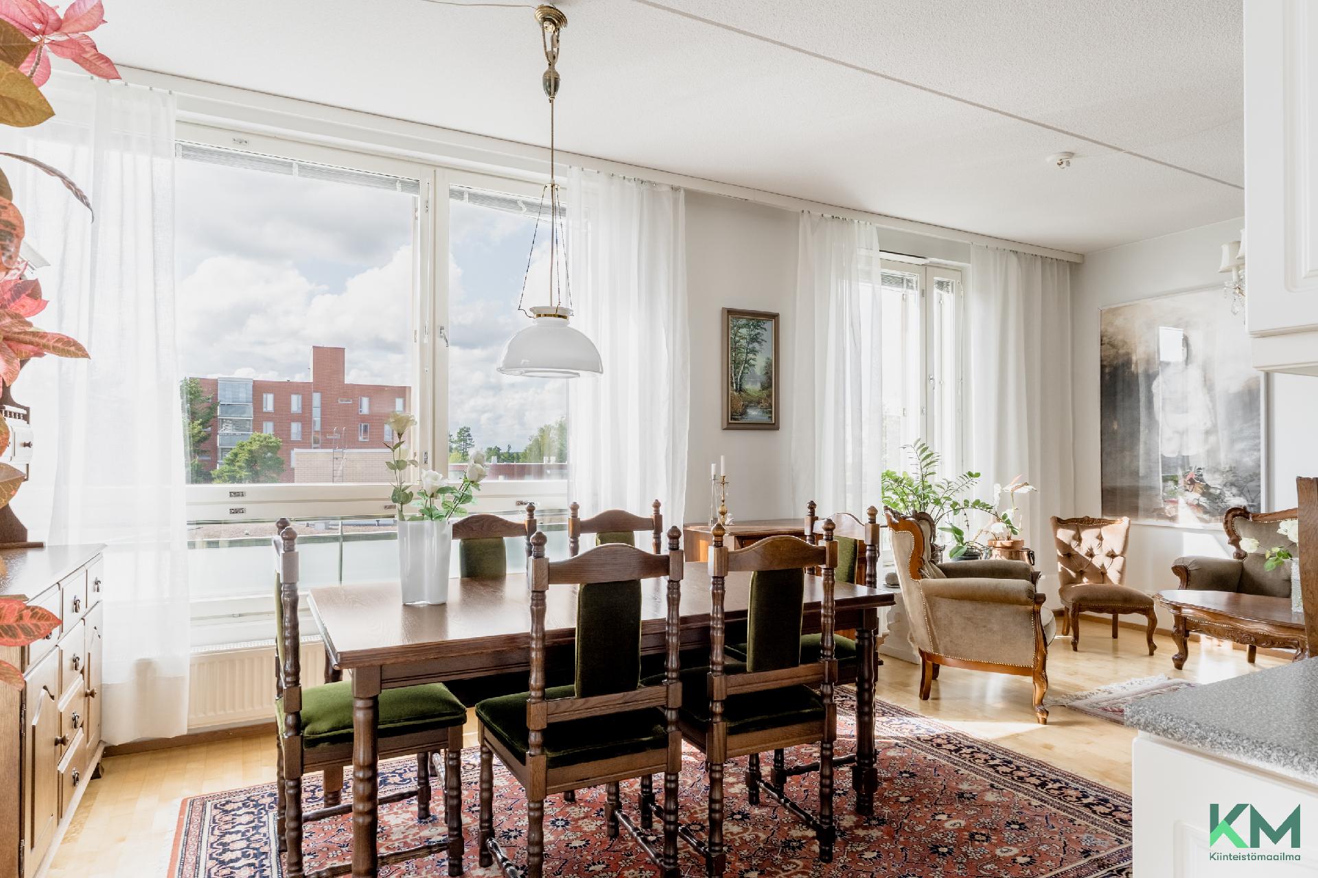 Ruokailutila yhdistyy sujuvasti olohuoneeseen