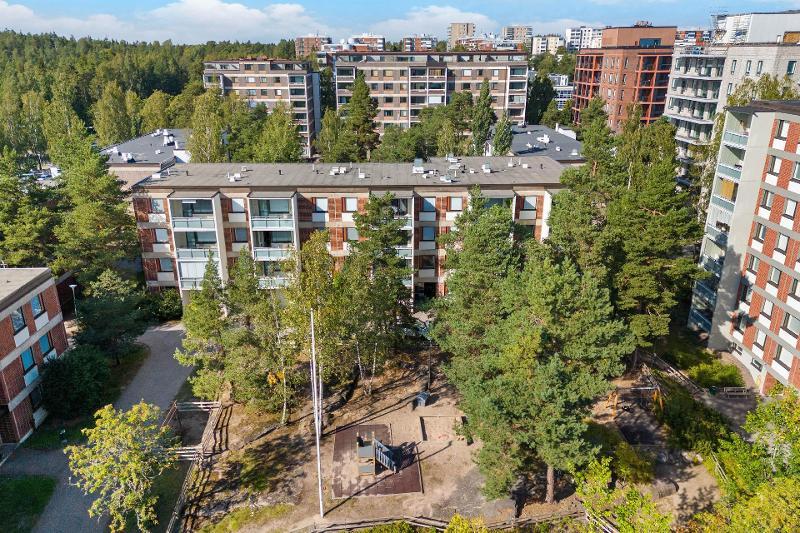 Ylimmän kerroksen näkymät metsäiselle piha-alueelle. Asunto on lipputangon oikean puoleisessa rapussa.