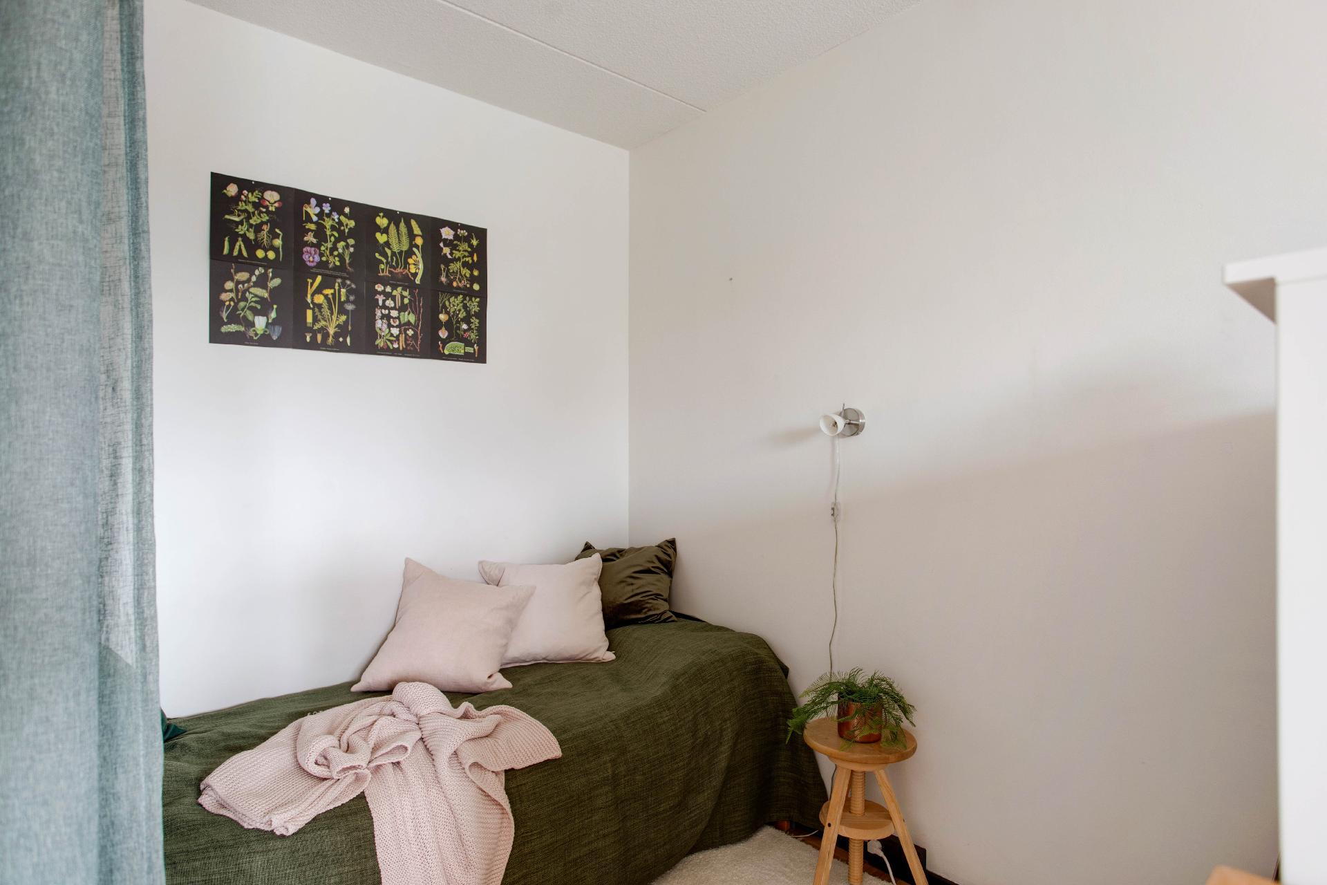 Alkovin saa eristettyä verholla.