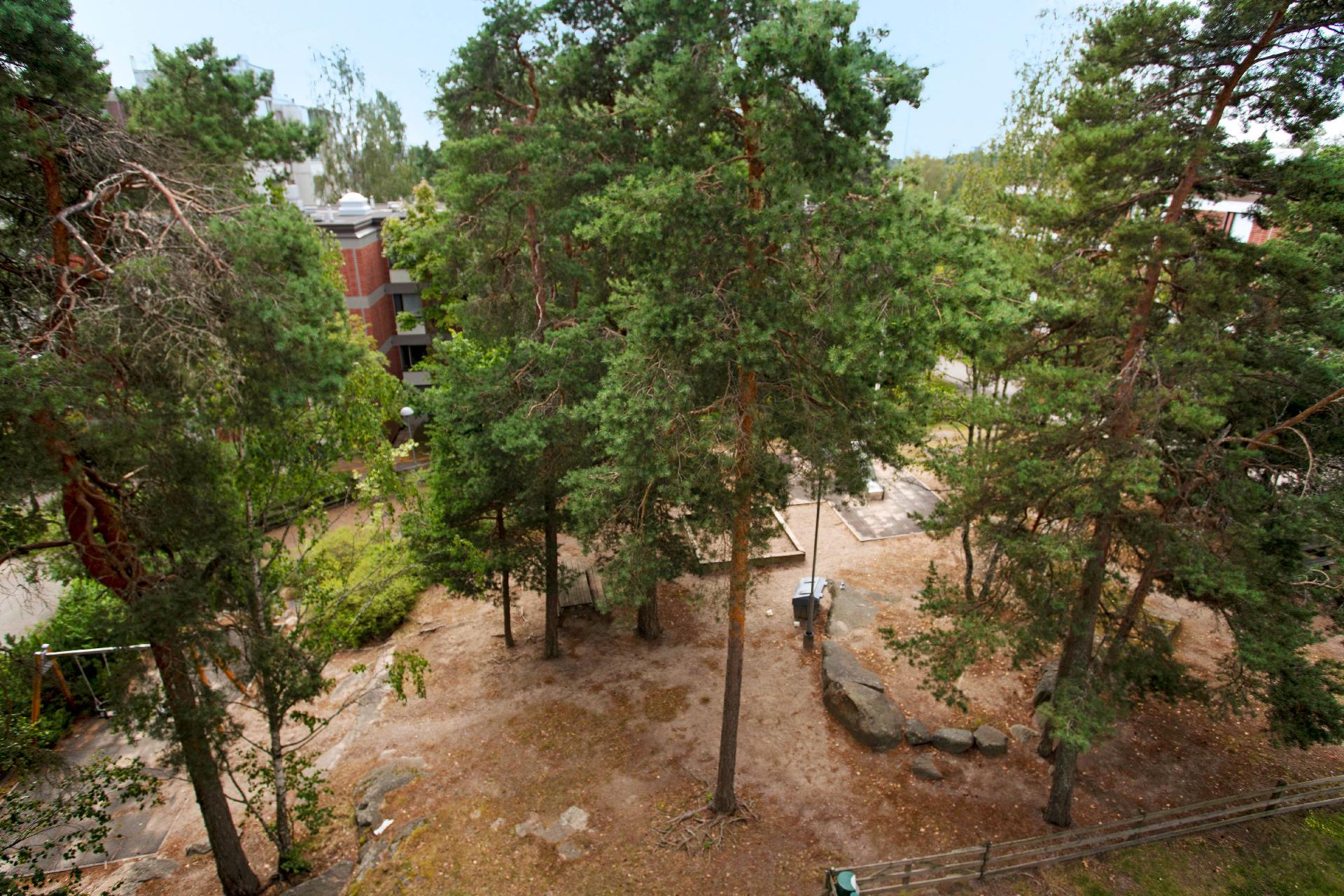 Parvekkeen näkymä alas yhtiön pihalle 