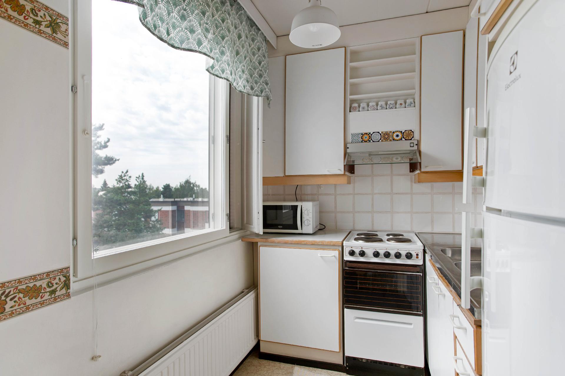 Ylimmän kerroksen ikkunasta tulvii valoa. Ikkunat on uusittu 2021.