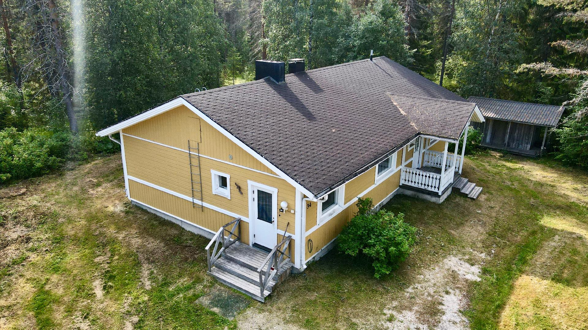 Keltainen tupa ja metsäinen maa