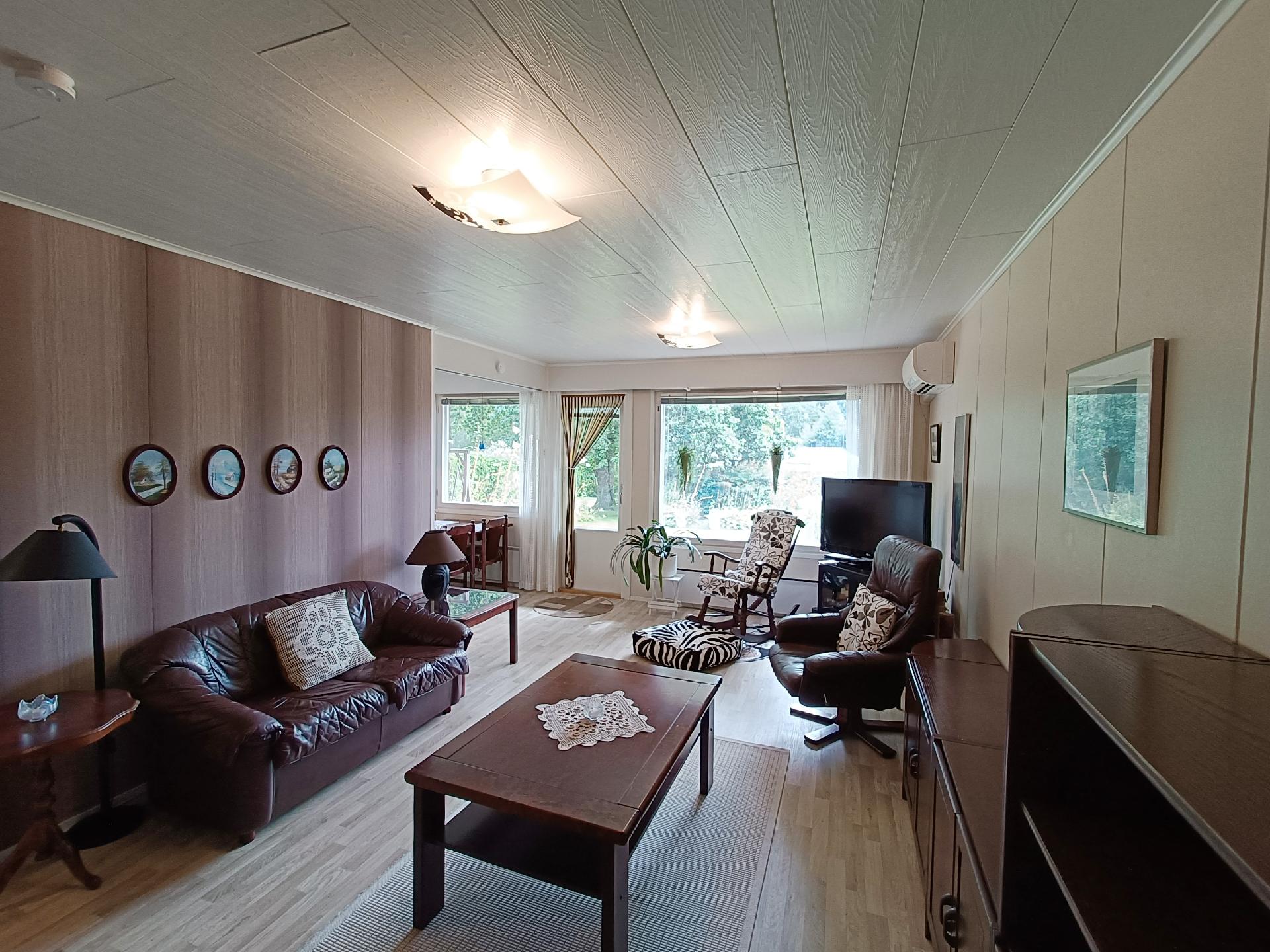 Koulutie 11, Hirvensalmi