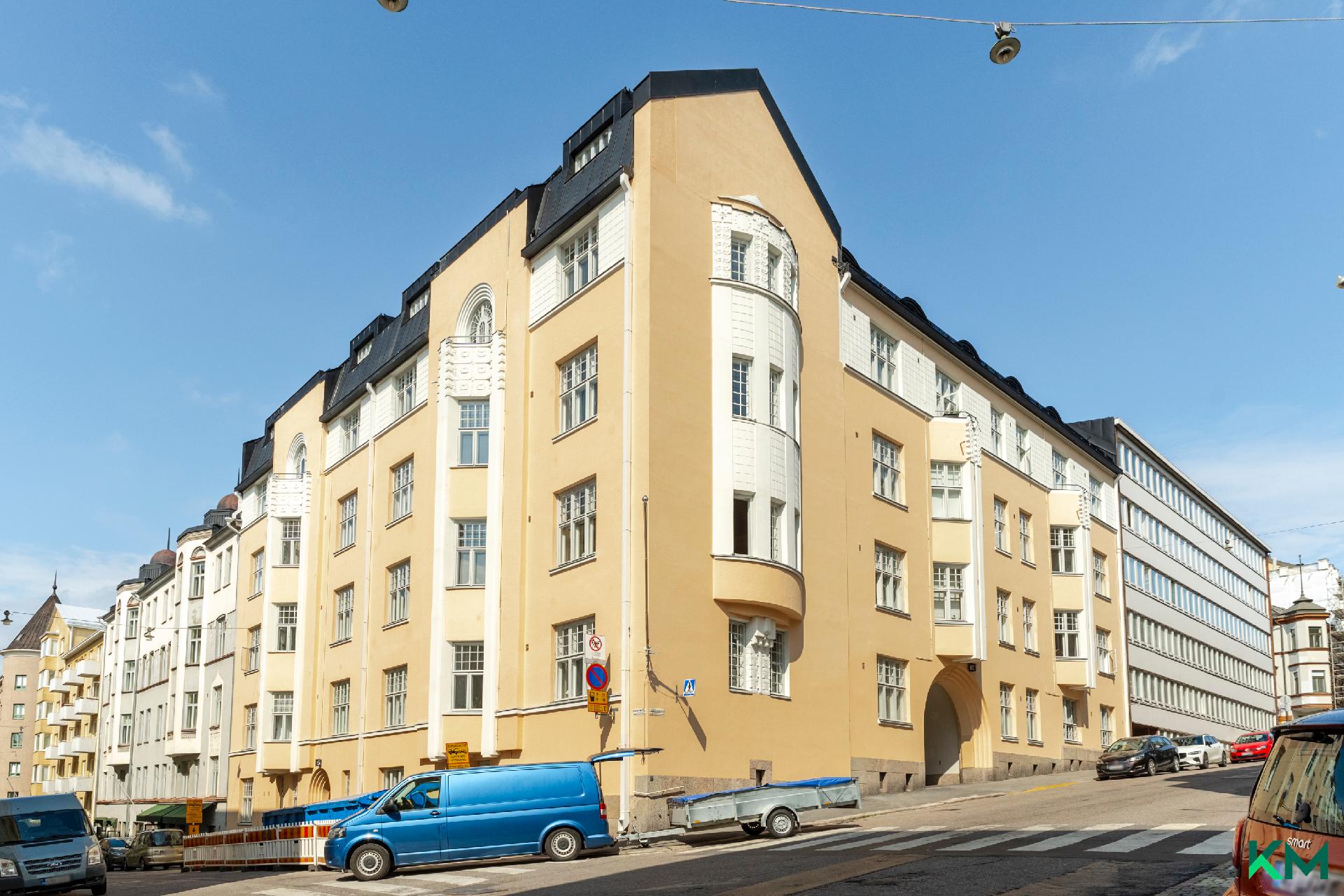 Yhtiön julkisivu Rauhankadun ja Meritullinkadun risteyksestä
