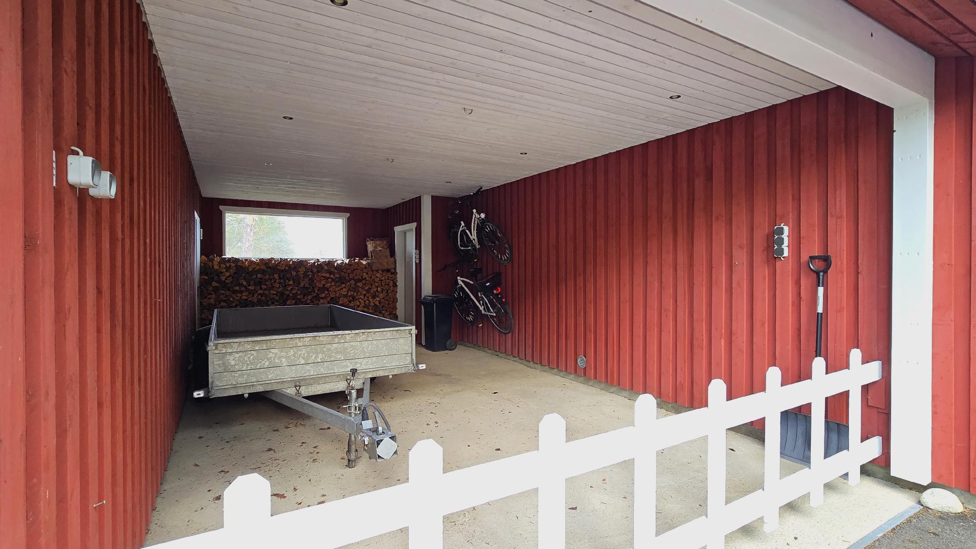 Talon päädyssä autokatos