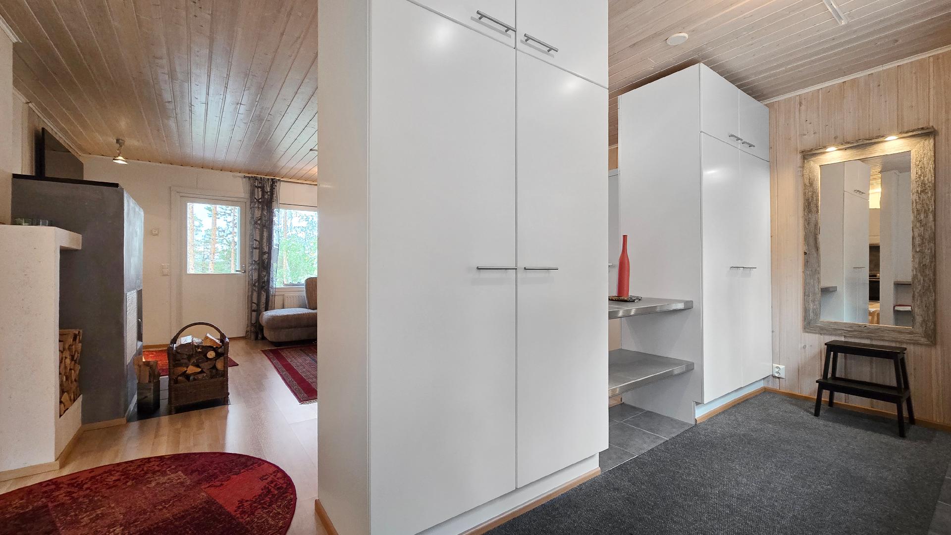 Näkymät eteistilaan ja olohuoneeseen