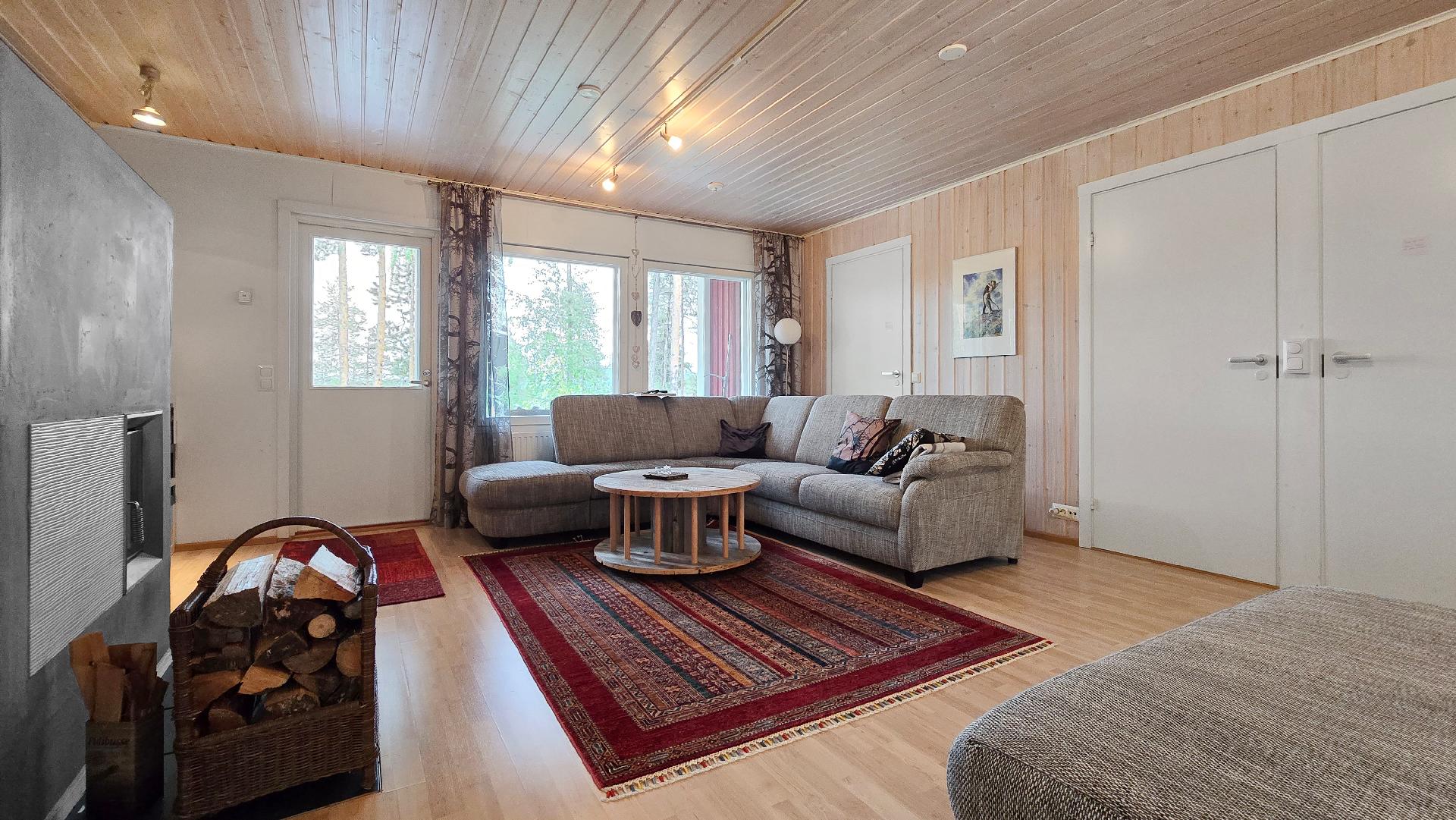 Olohuoneessa lämminhenkisyyttä tuova takka