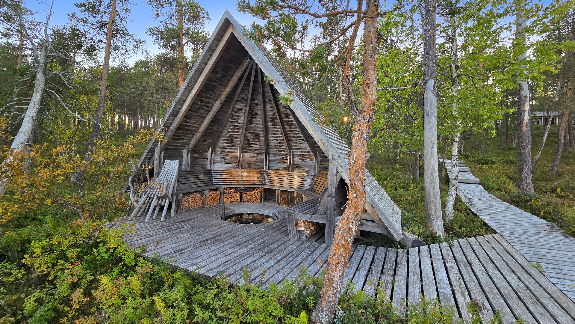 Rannassa oma laavu, jossa mukava katsella nuotiota ja järveä.