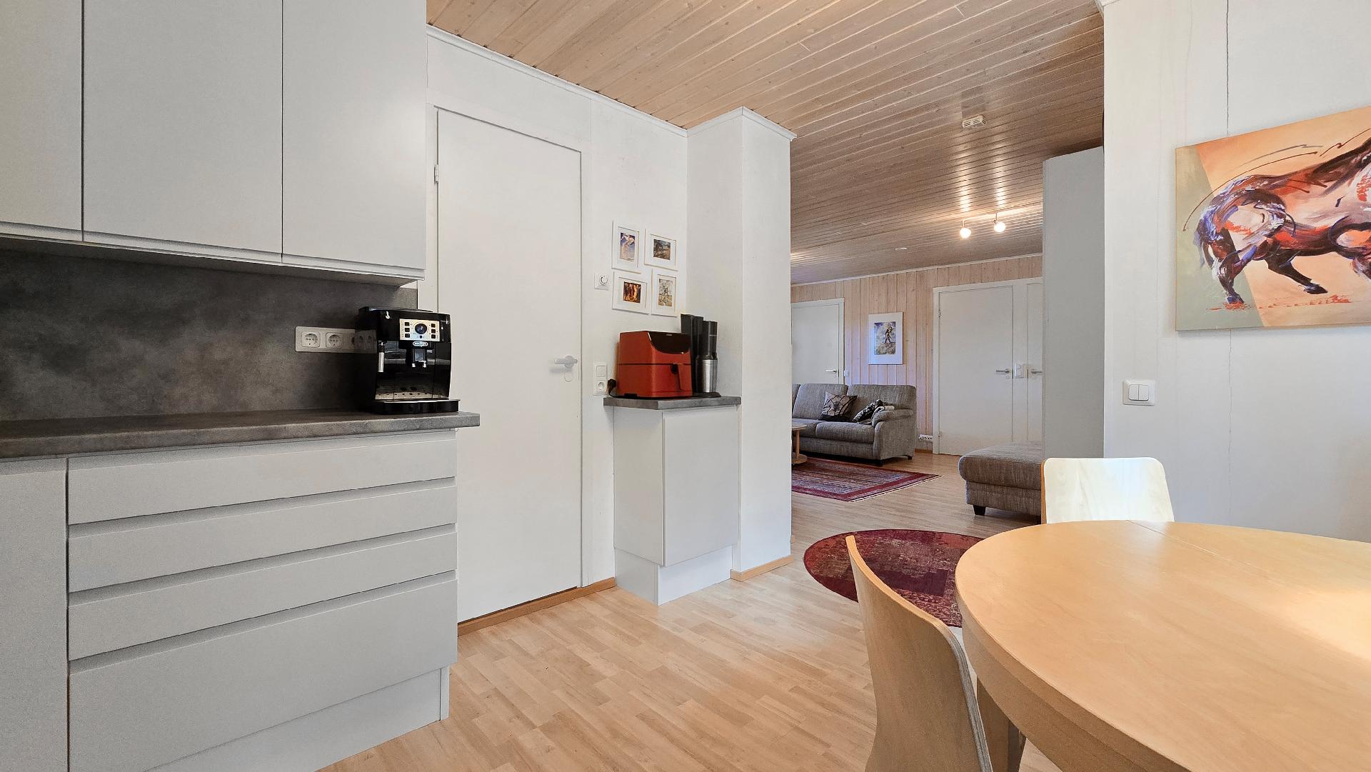 Keittiöstä näkymät olohuoneeseen